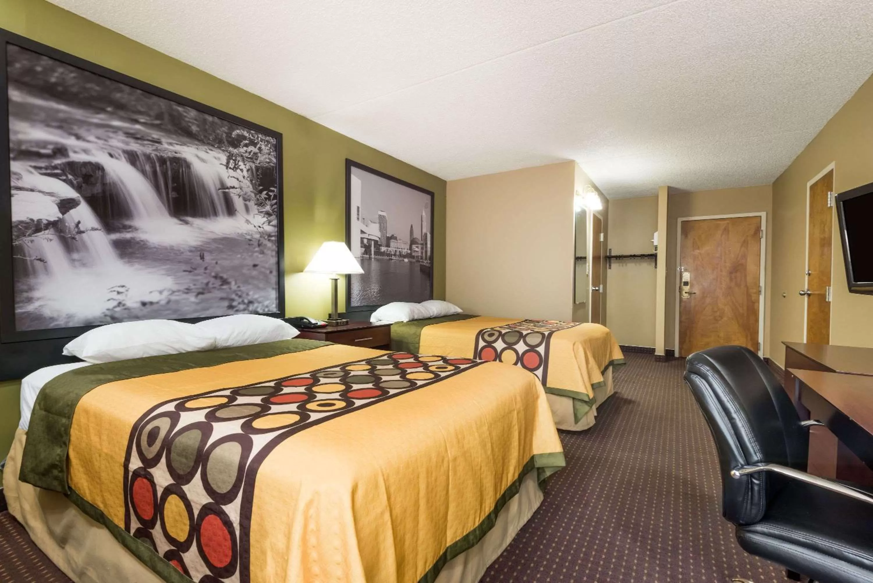 Photo of the whole room, Bed in Super 8 by Wyndham Miamisburg Dayton S Area OH
