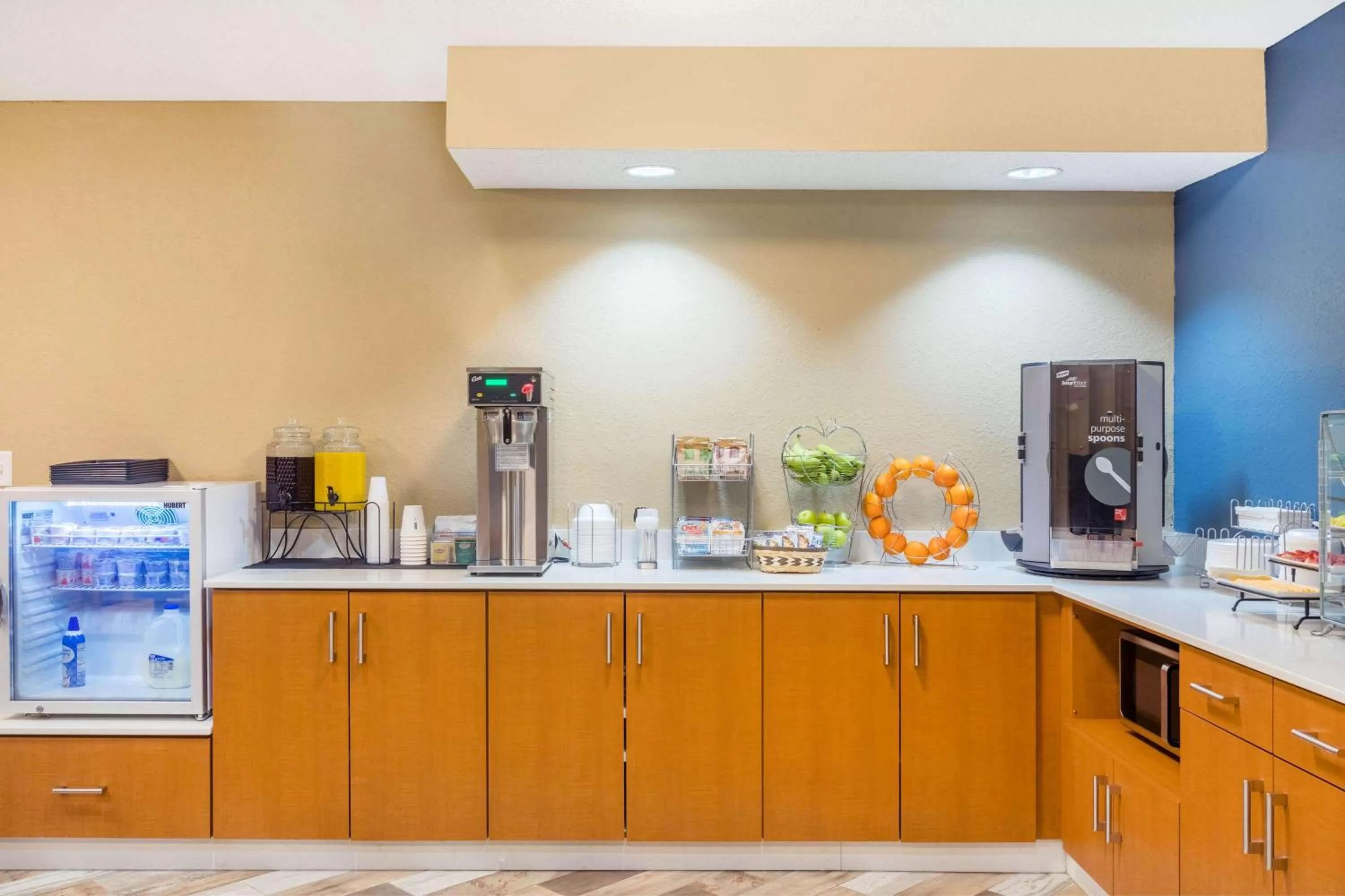 Restaurant/places to eat in AmericInn by Wyndham Prairie du Chien