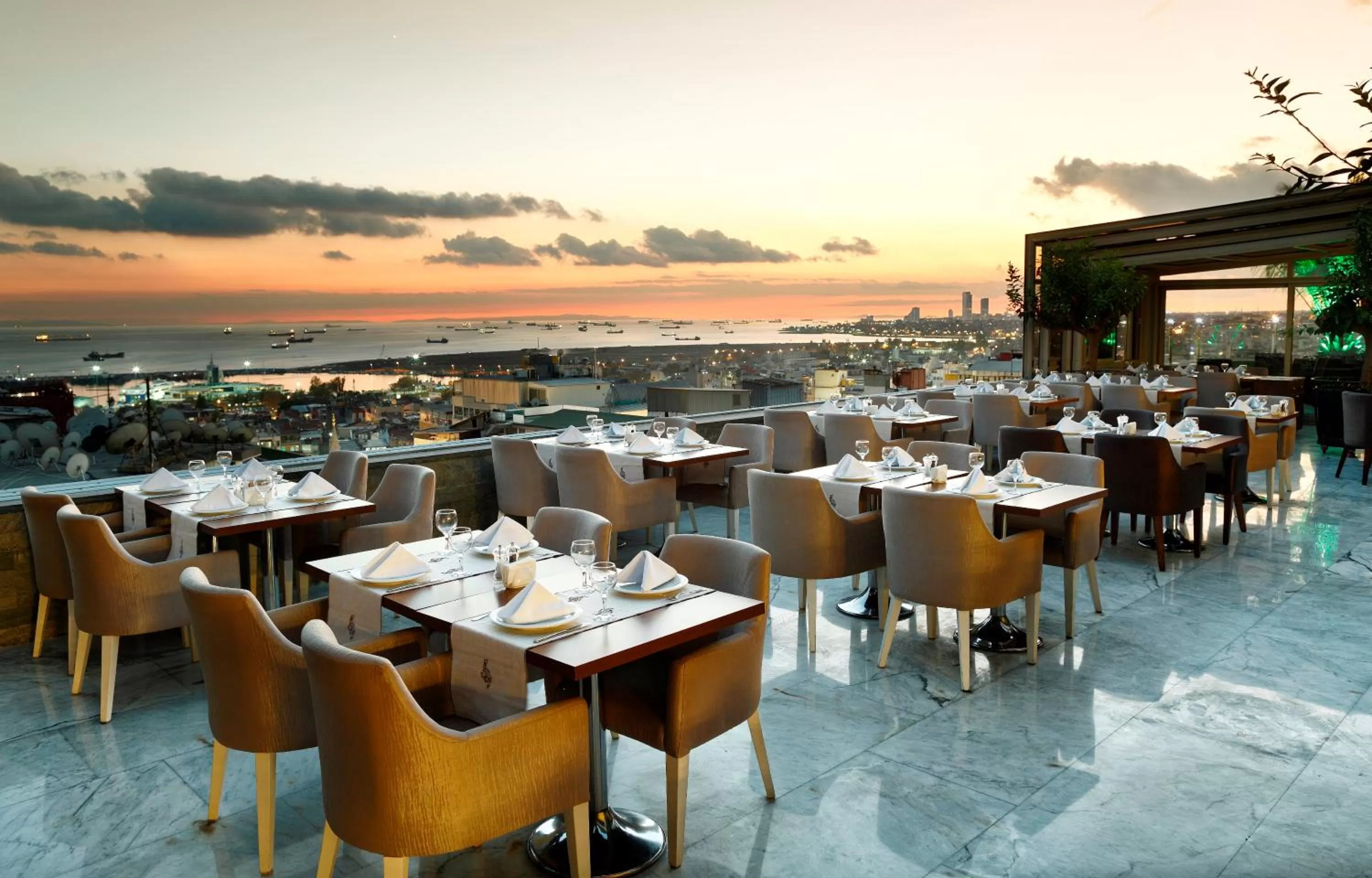 Restaurant/places to eat in Darkhill Hotel