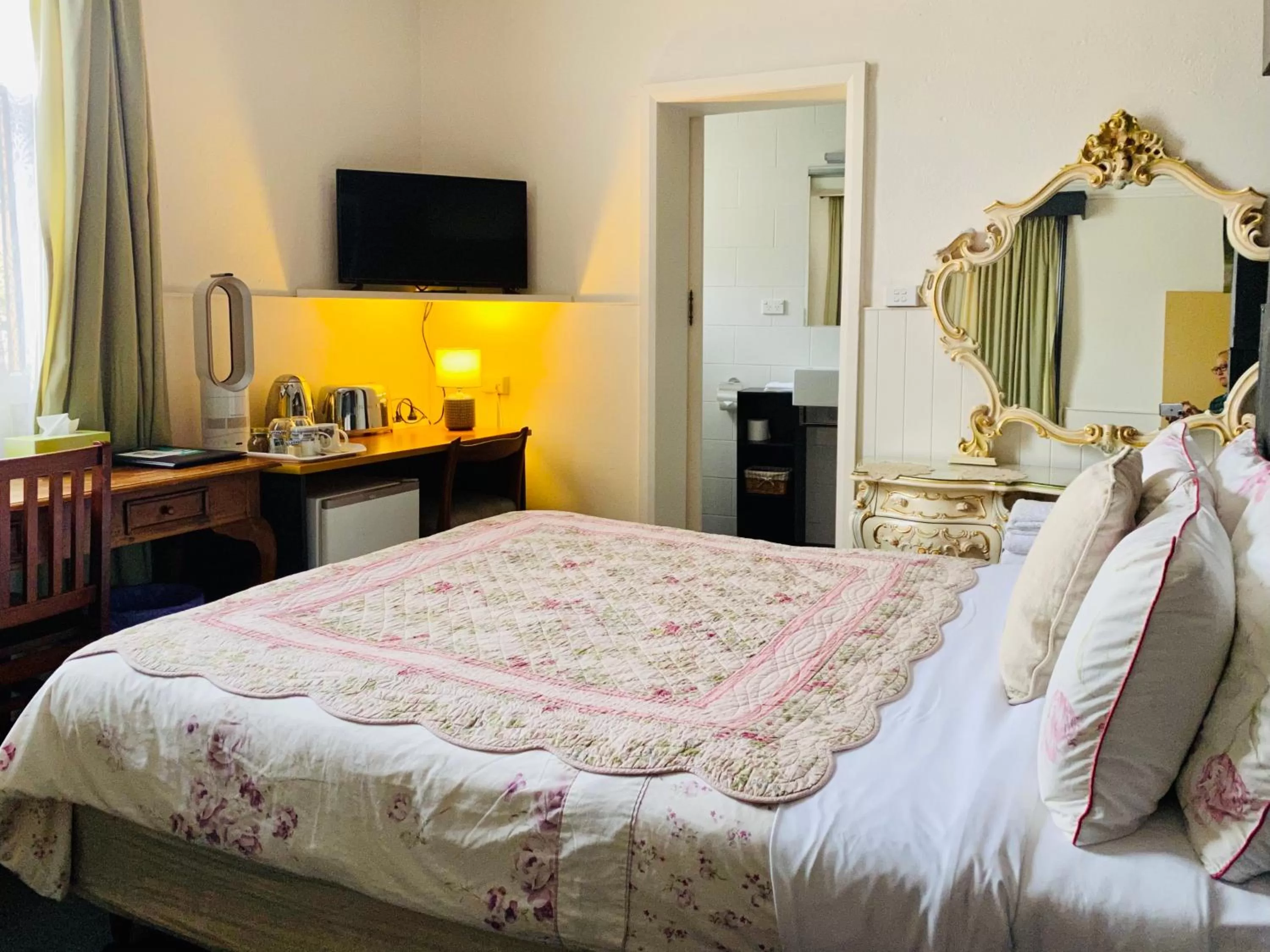 Bed in The Mews Motel