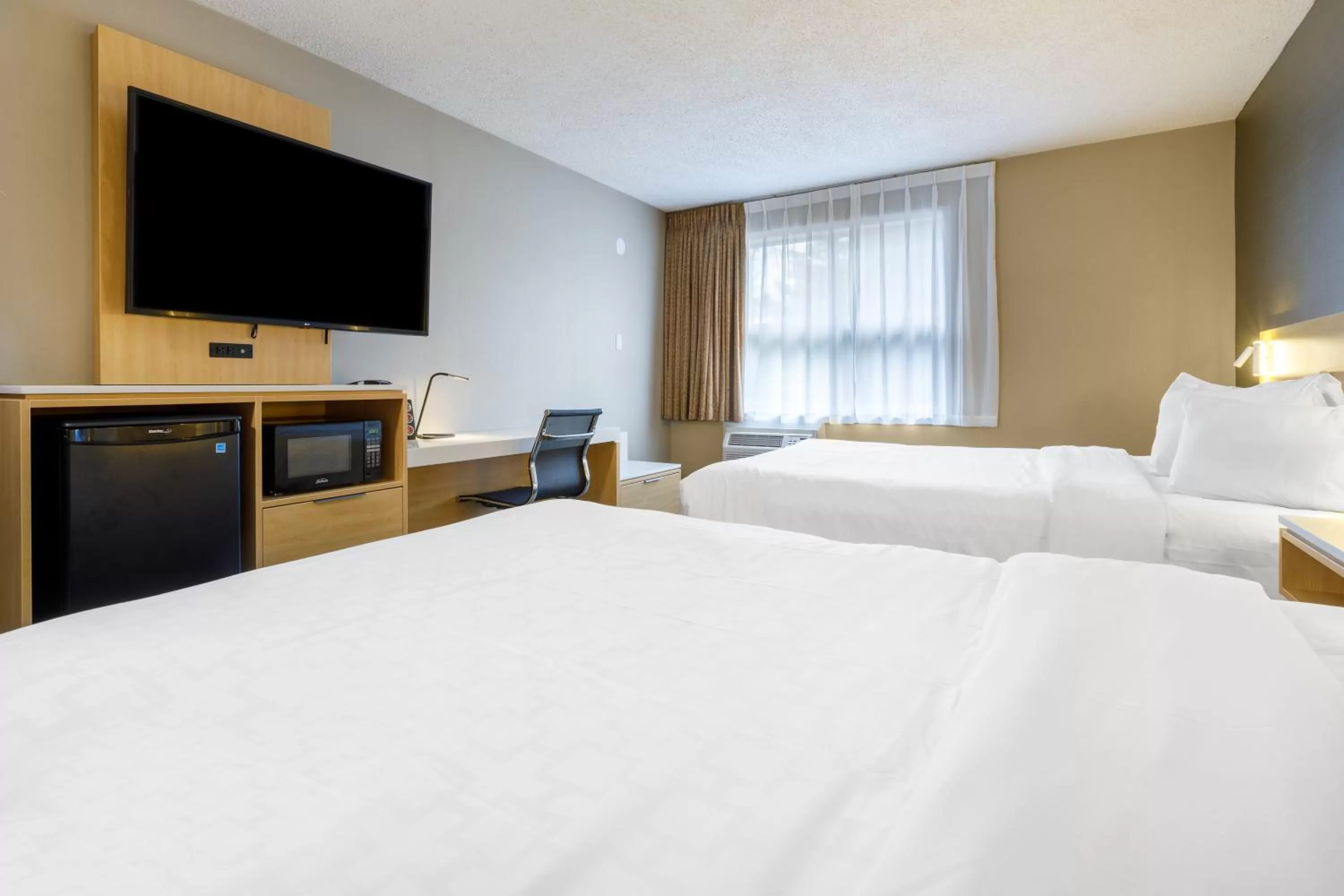 Bed in Clarion Pointe Quebec Airport