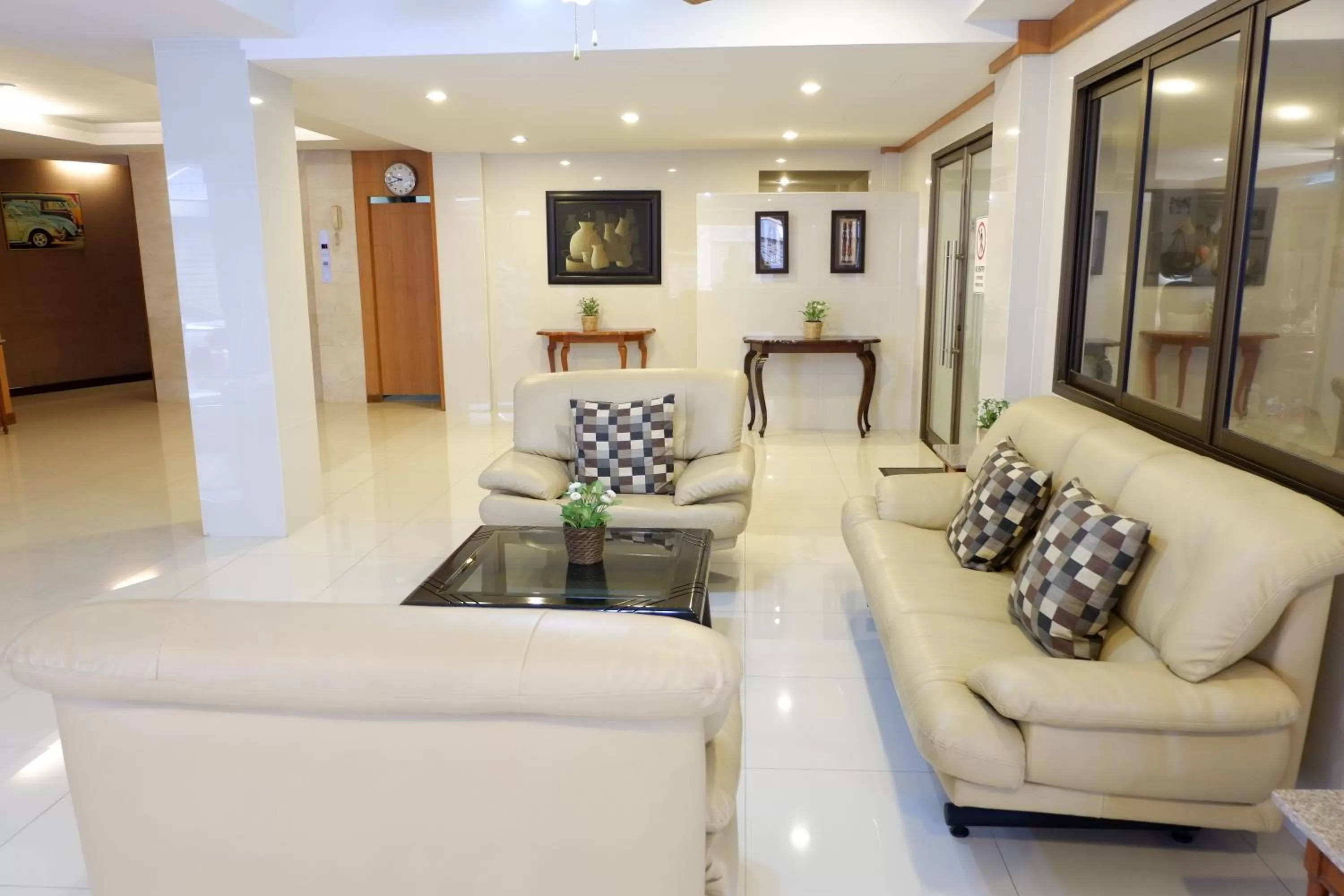 Seating Area in Dynasty Inn