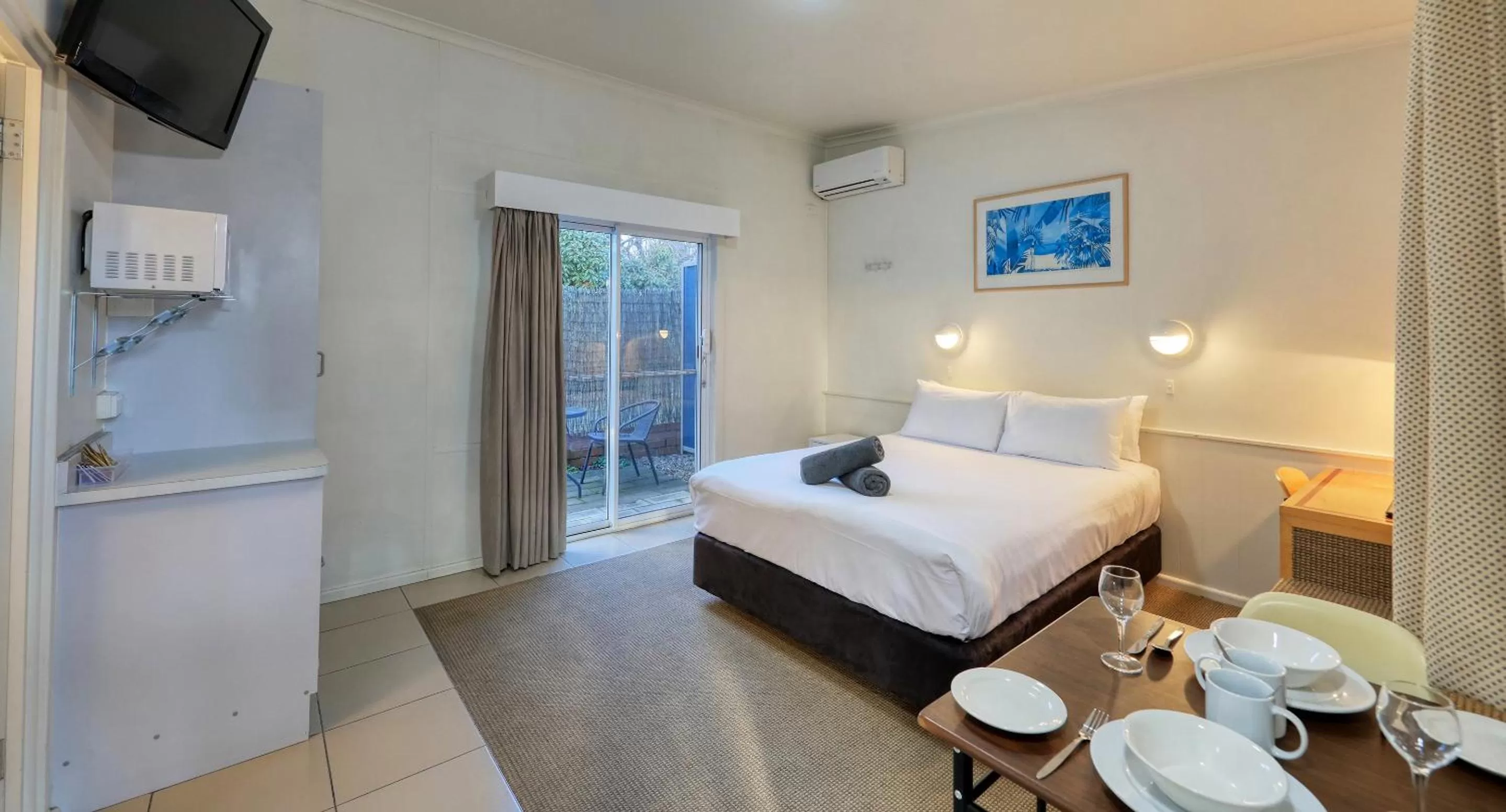 Bed in Hamilton Hume Motor Inn