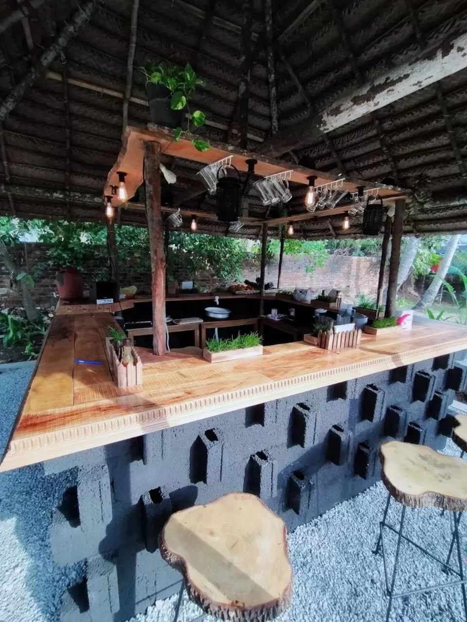 Restaurant/places to eat in Satta Beach Residence