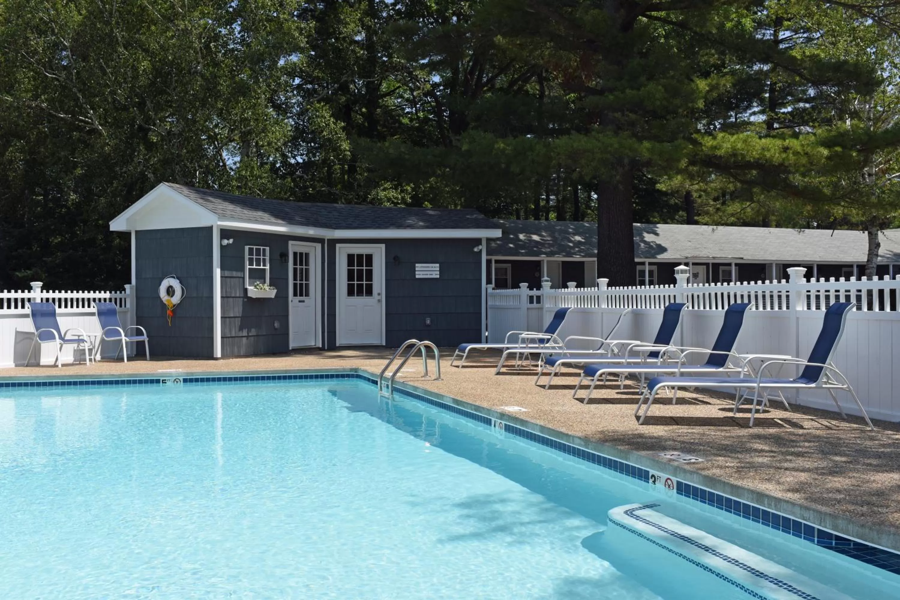 Swimming pool in Kittery Inn & Suites