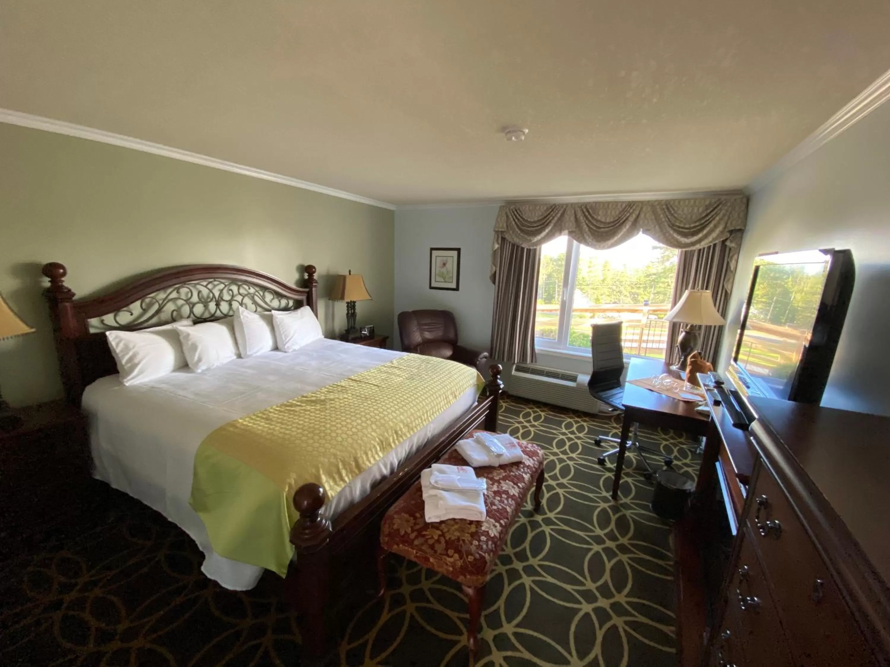 Photo of the whole room, Bed in Auberge Gisele's Inn