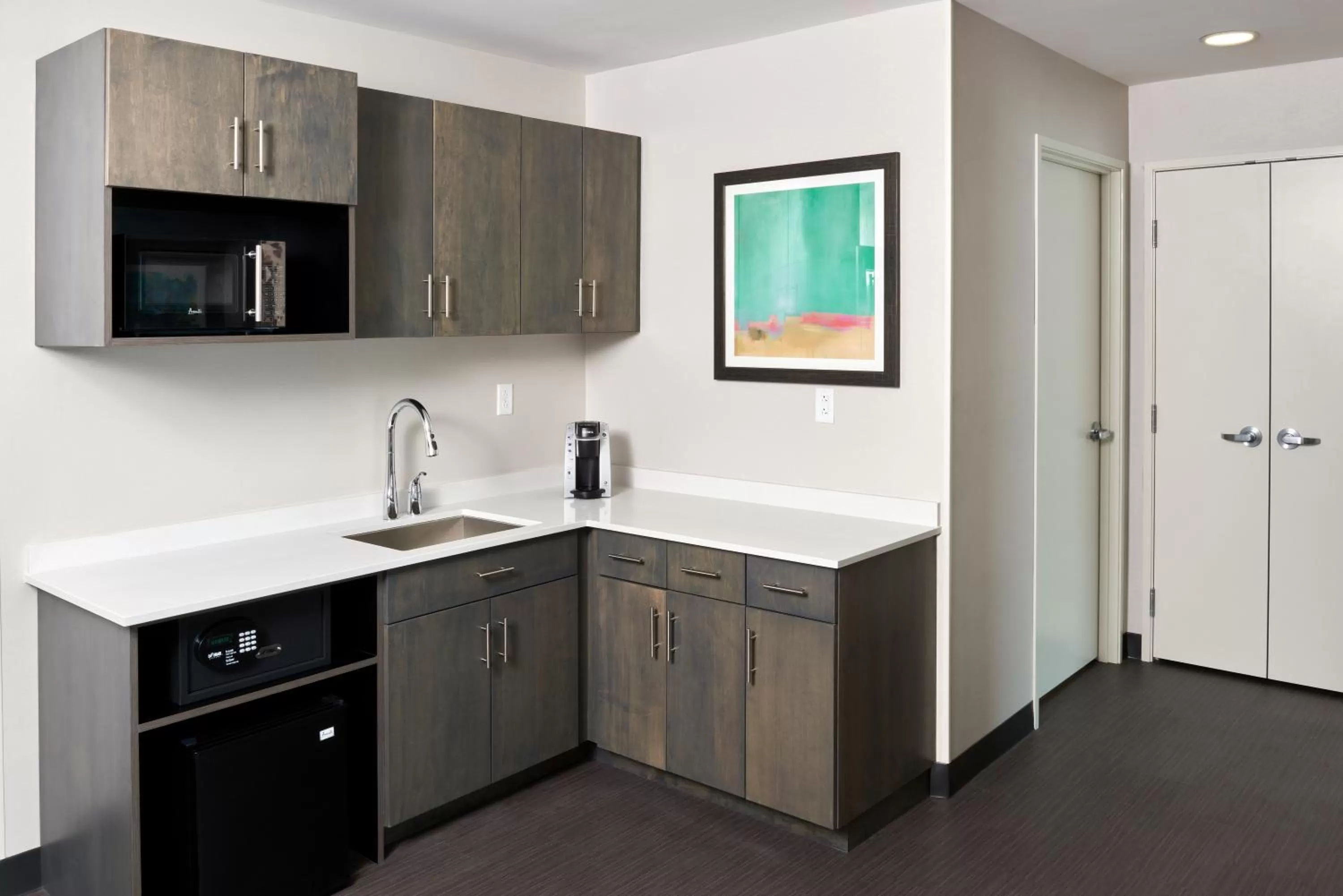 Bedroom in Holiday Inn & Suites Philadelphia W - Drexel Hill by IHG