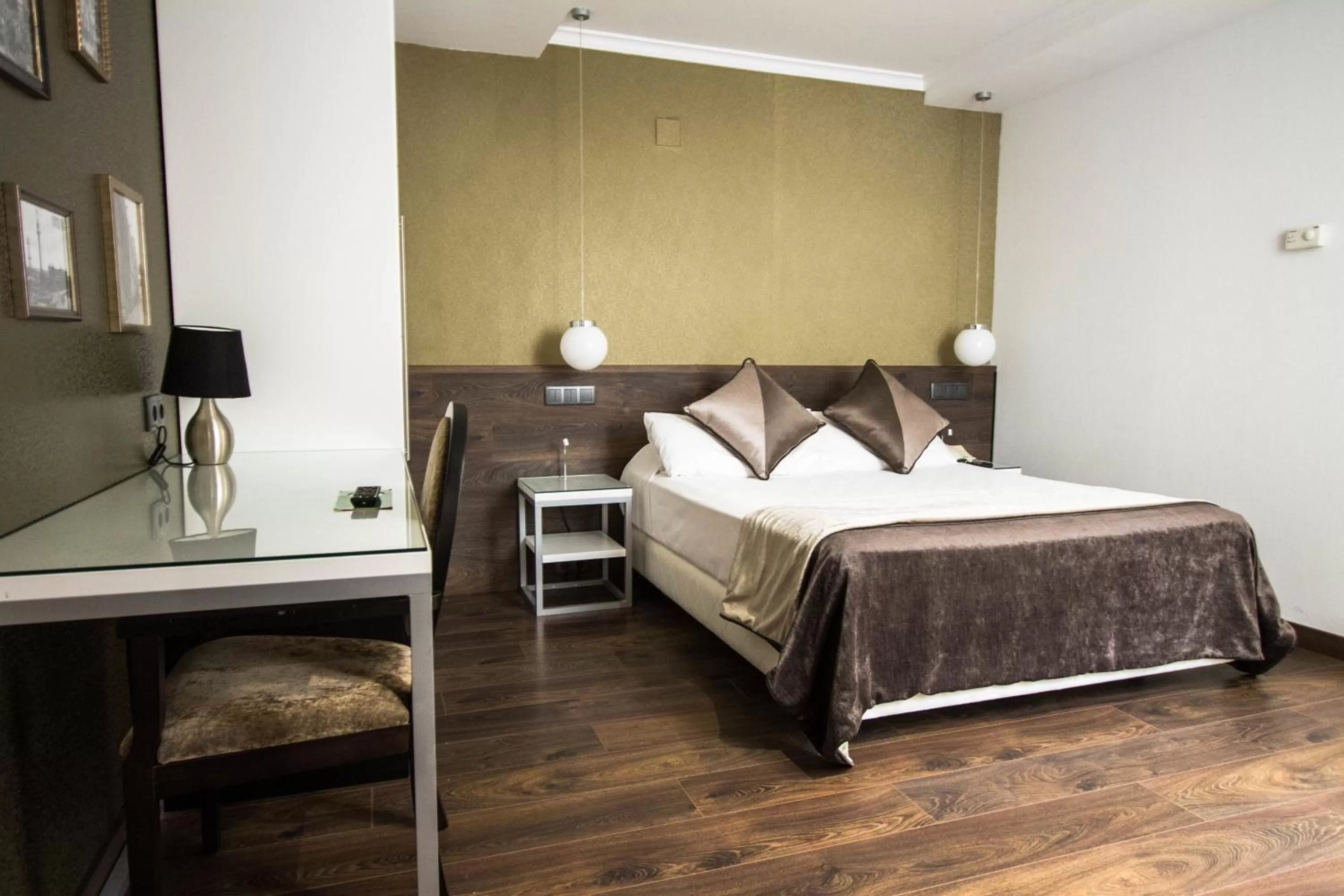 Bedroom, Bed in Moderno