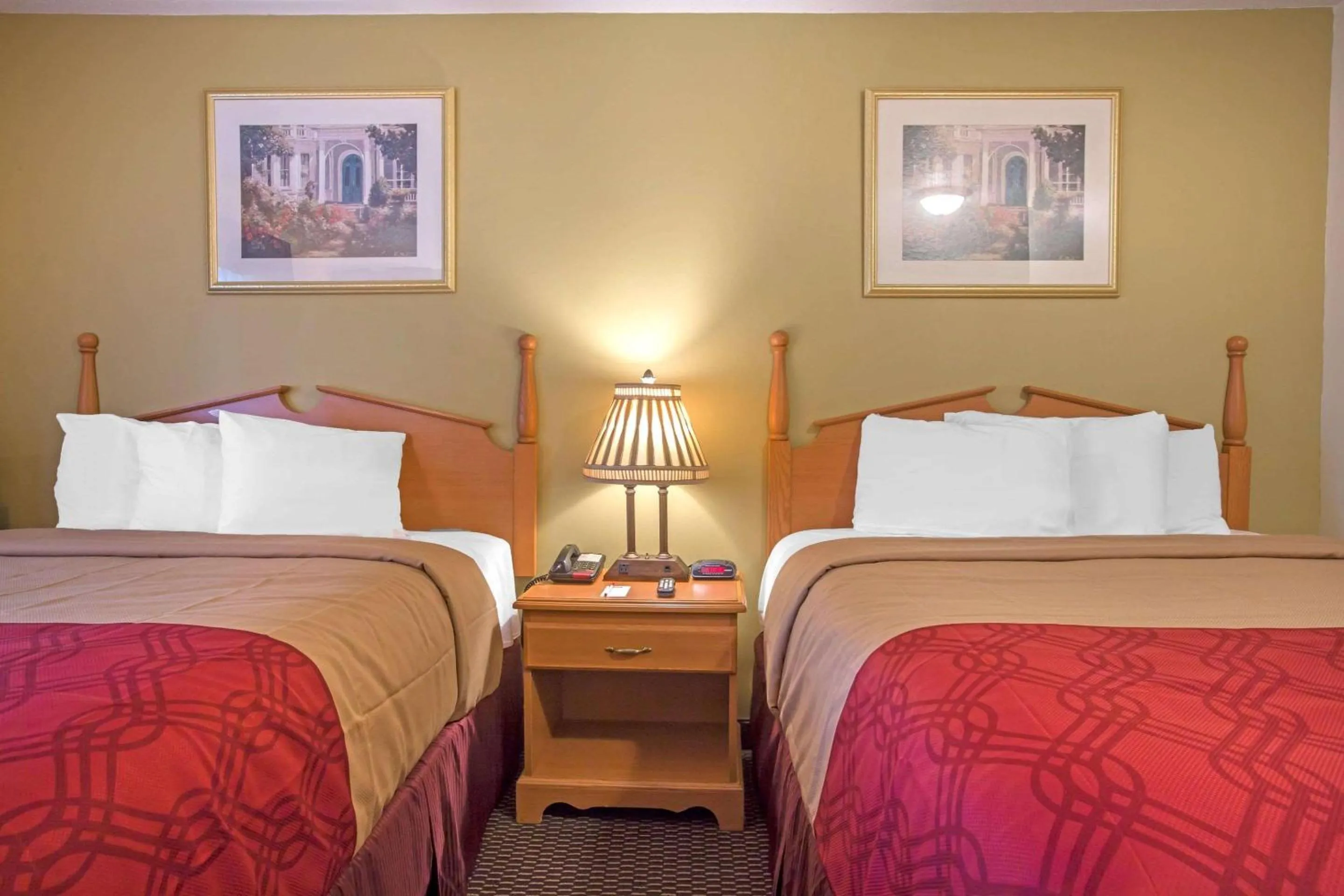 Photo of the whole room, Bed in Econo Lodge Manchester Center