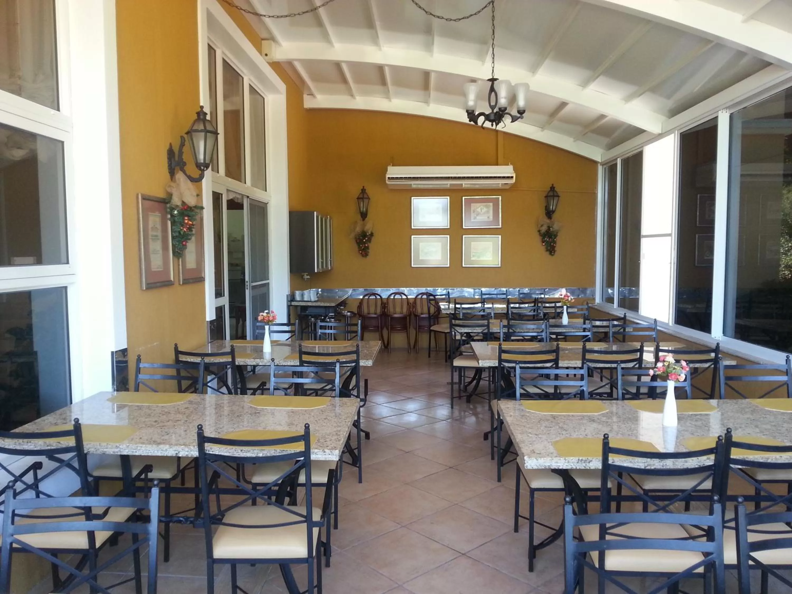 Restaurant/Places to Eat in Hotel Villa Michelon