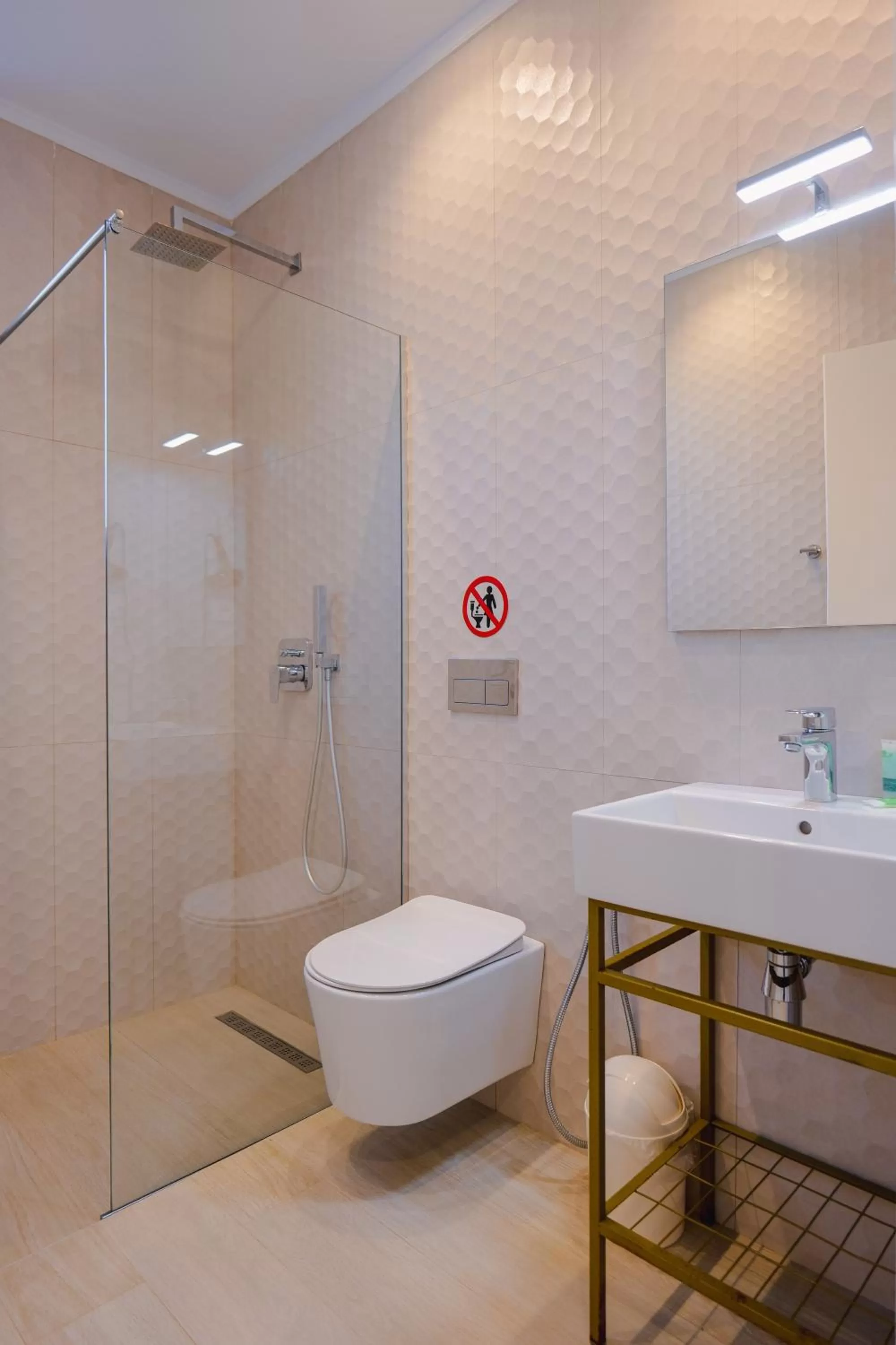 Shower, Bathroom in Otto Hotel