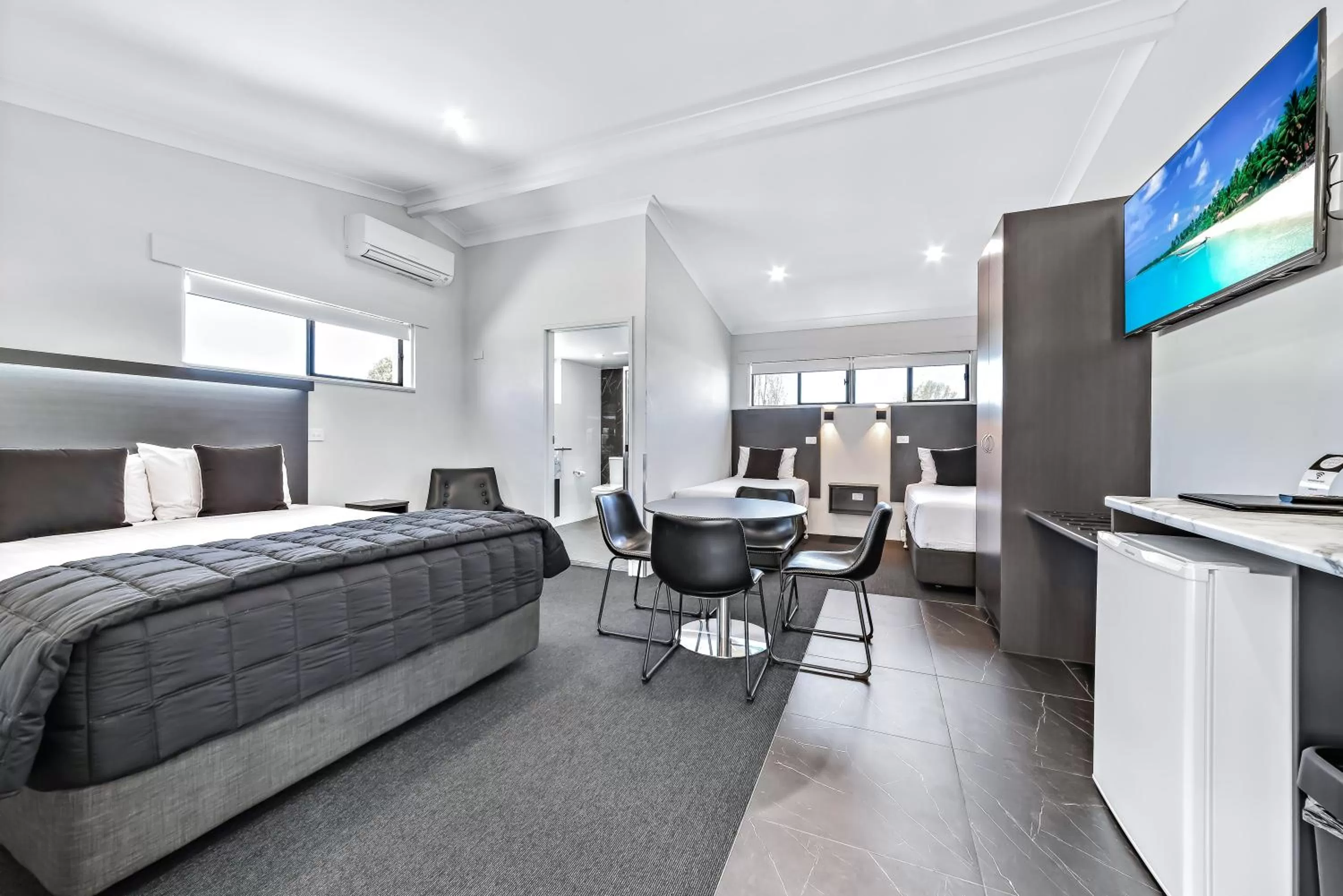 Photo of the whole room, Bed in Apple & Grape Motel