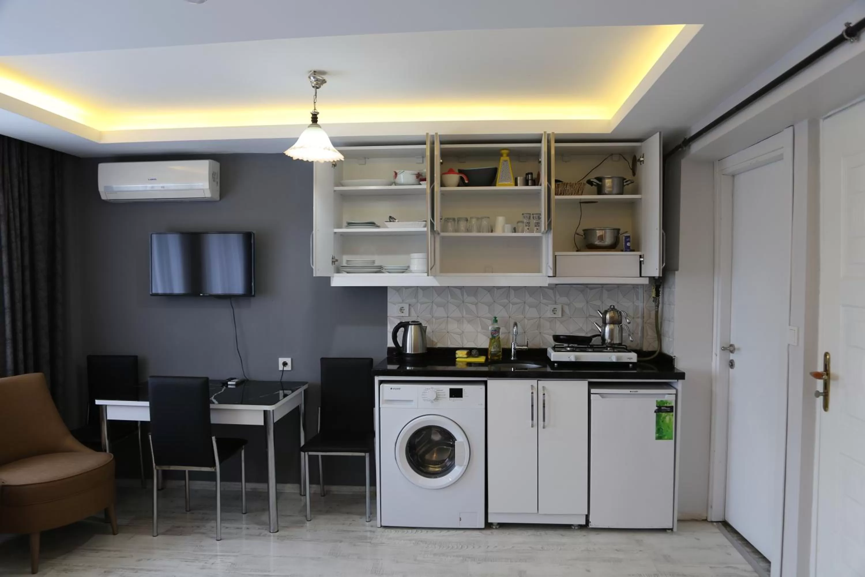 Dining area, Kitchen/Kitchenette in Arat Apartments