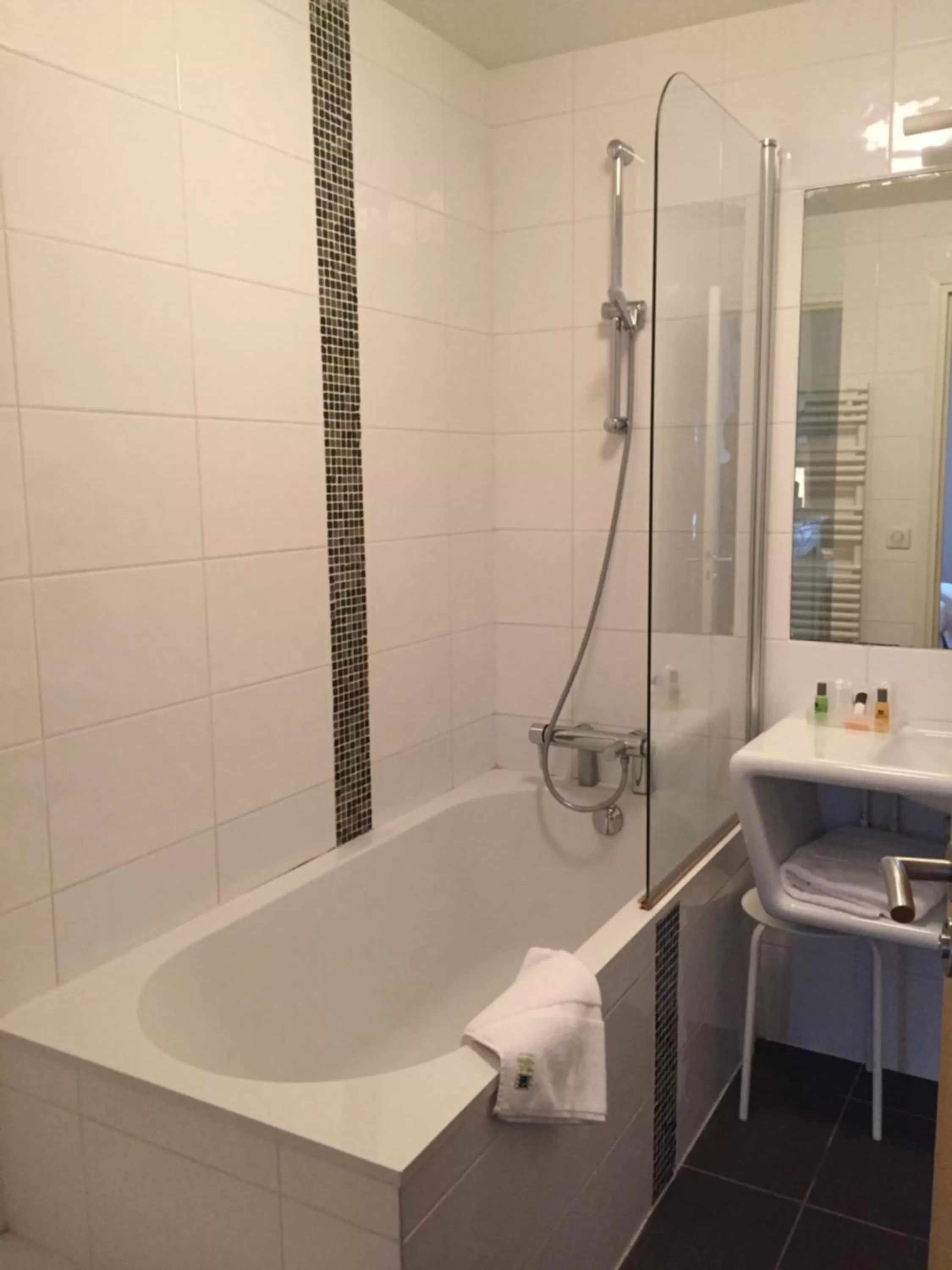 Bathroom in The Originals Boutique, Hôtel Victoria, Fontainebleau