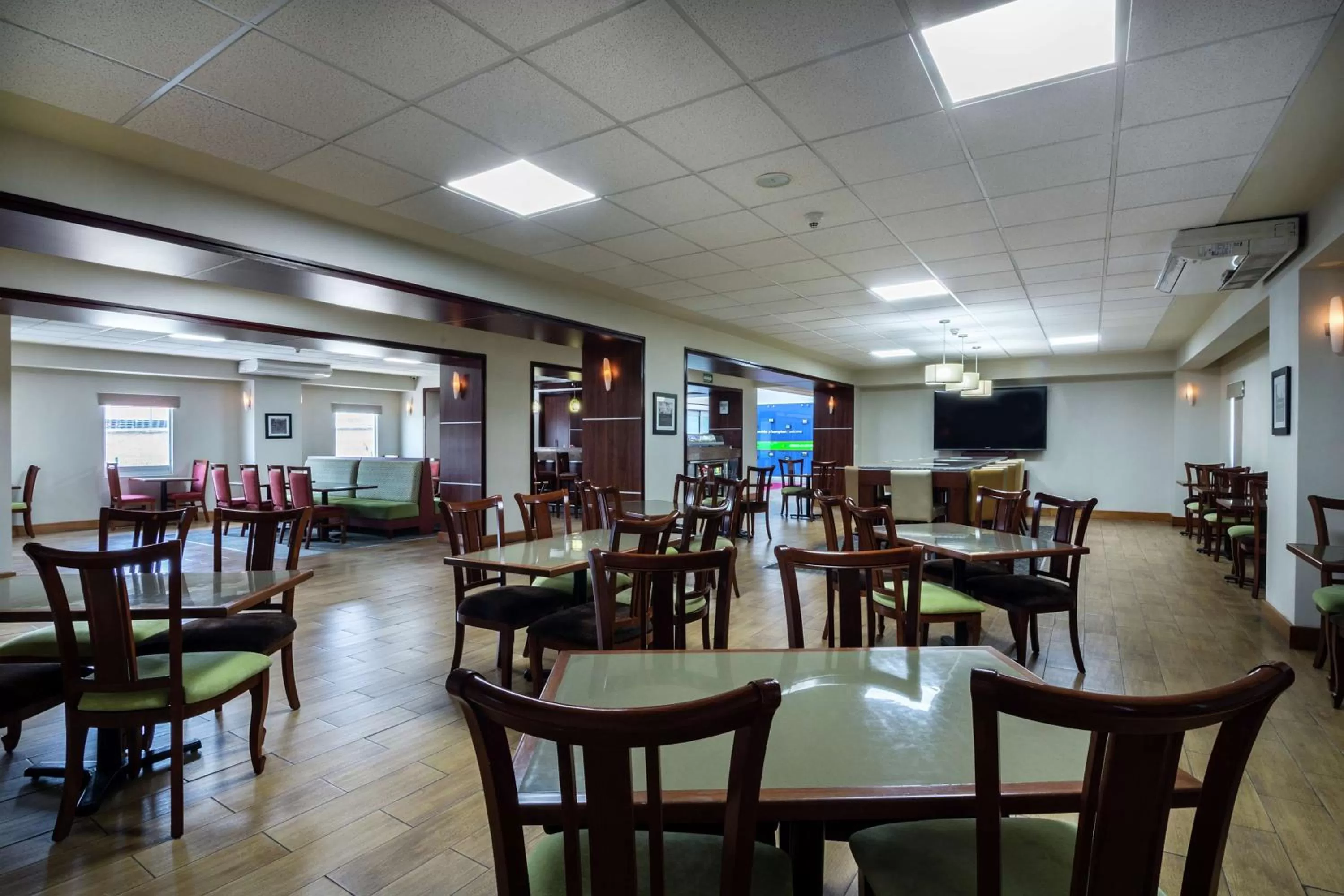 Lobby or reception in Hampton by Hilton San Juan del Rio