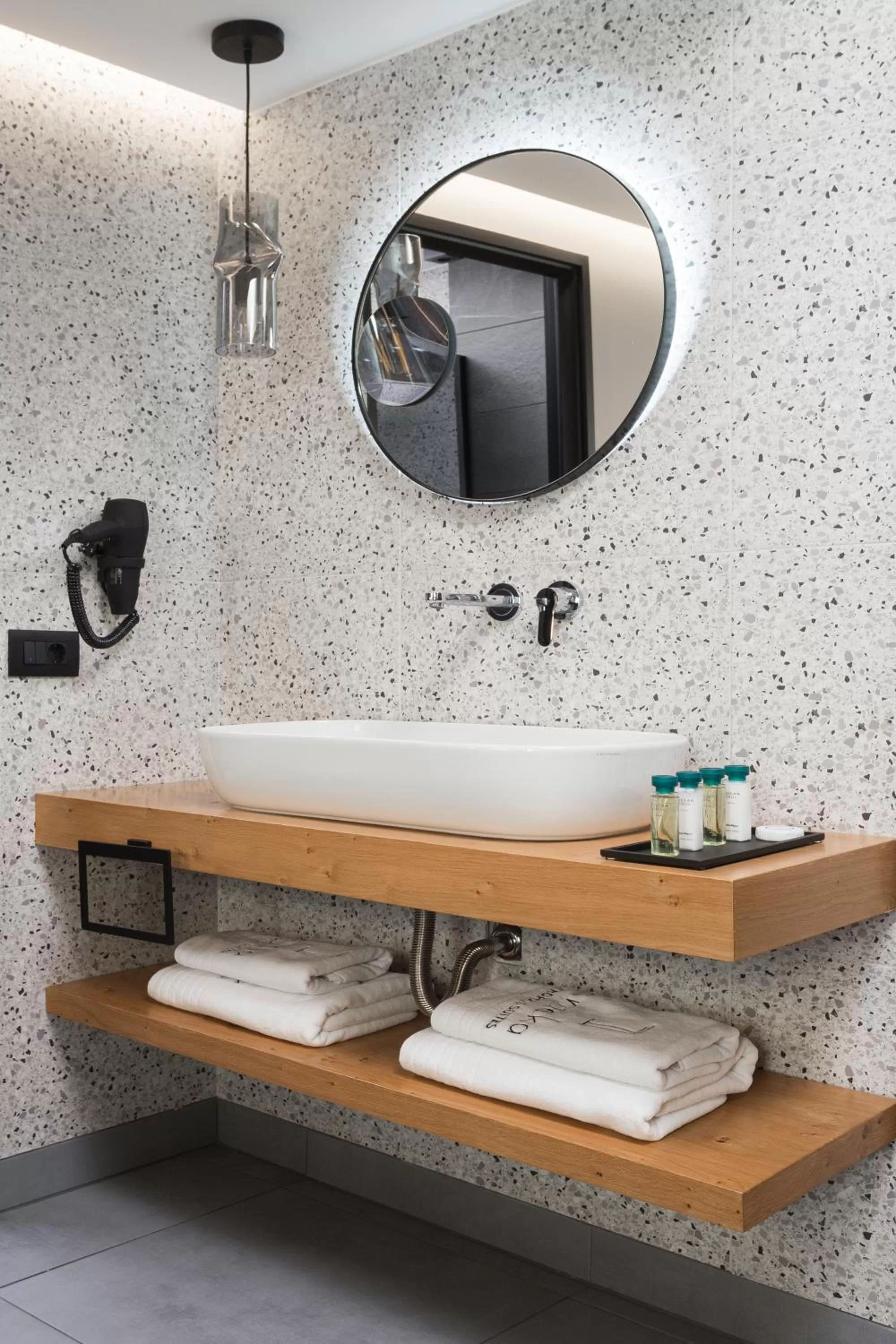 Toilet in 11 Enteka Acropolis Suites