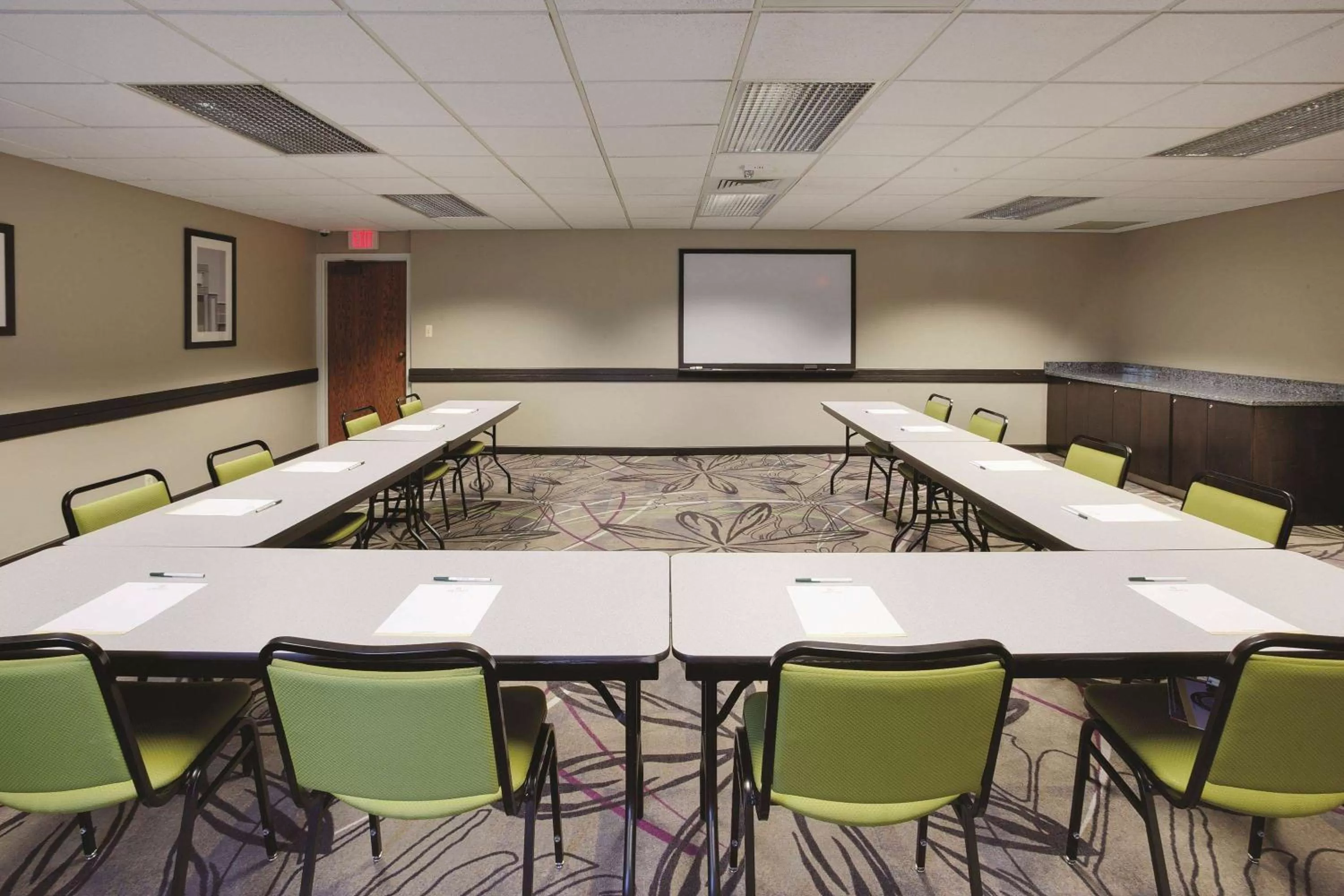 Business facilities in La Quinta Inn & Suites by Wyndham Detroit Metro Airport