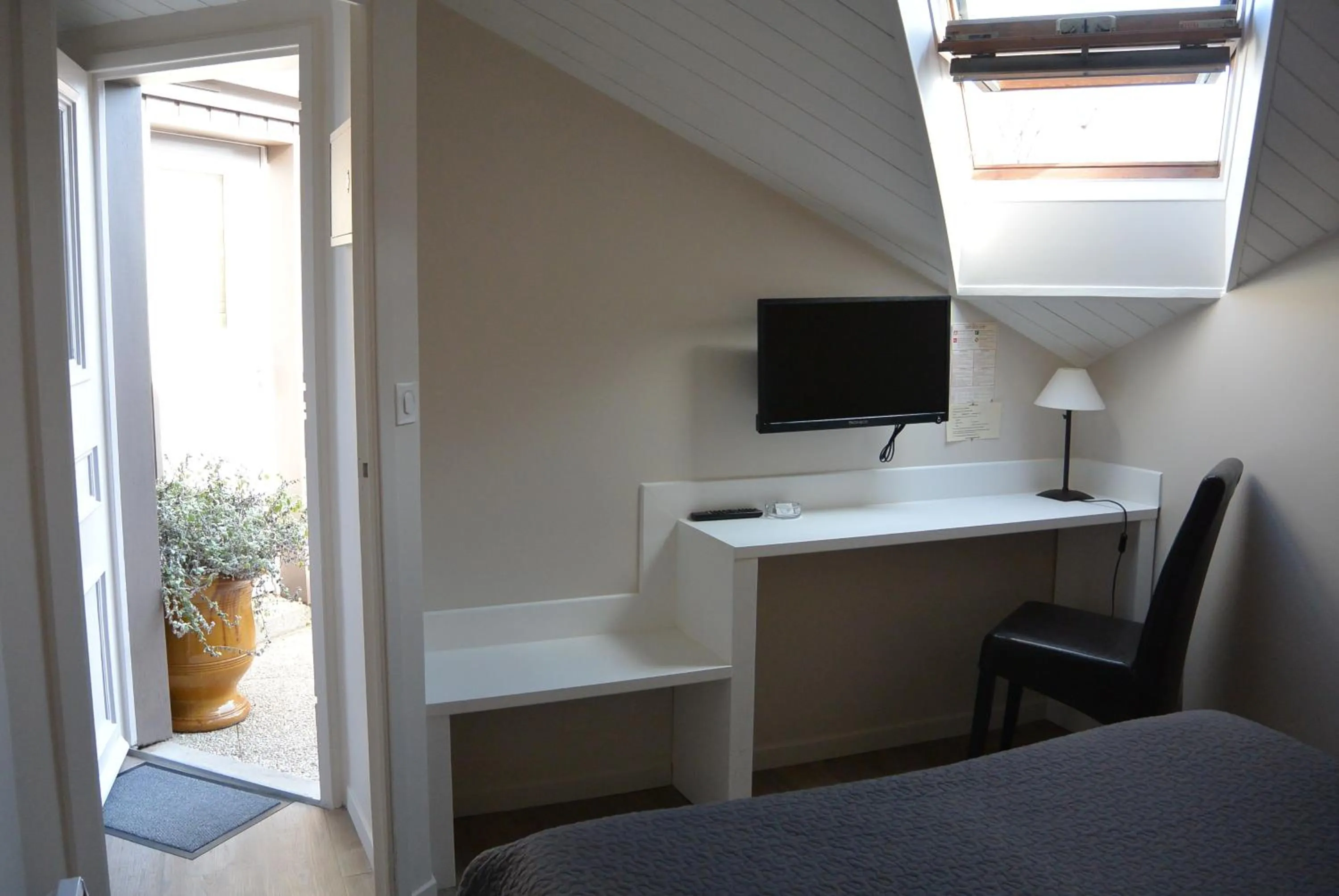 Bed in Hotel Nuit Et Jour - La Maison de Lucile