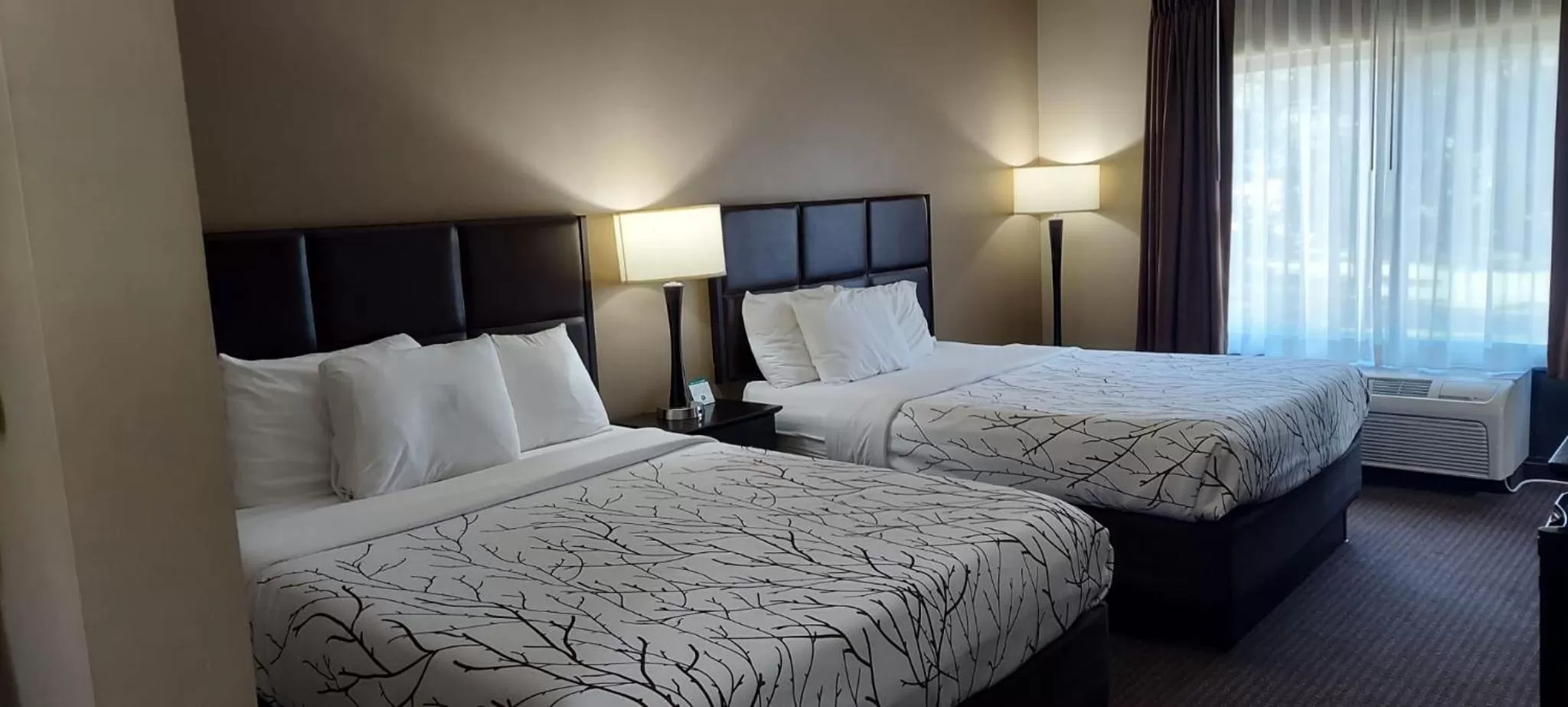 Bed in Parkwood Inn & Suites