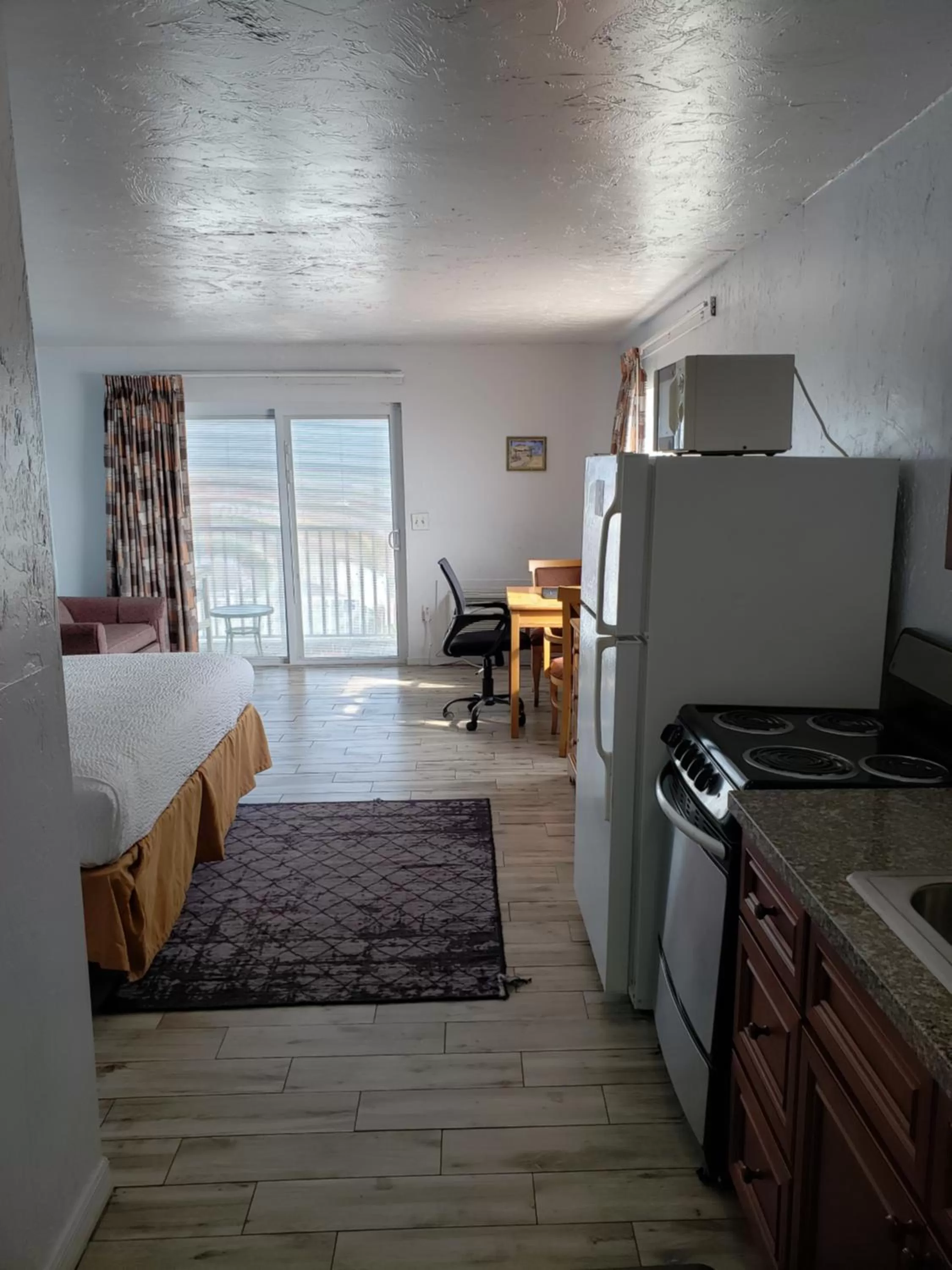 Kitchen or kitchenette, Bed in Topaz Motel - Flagler Beach