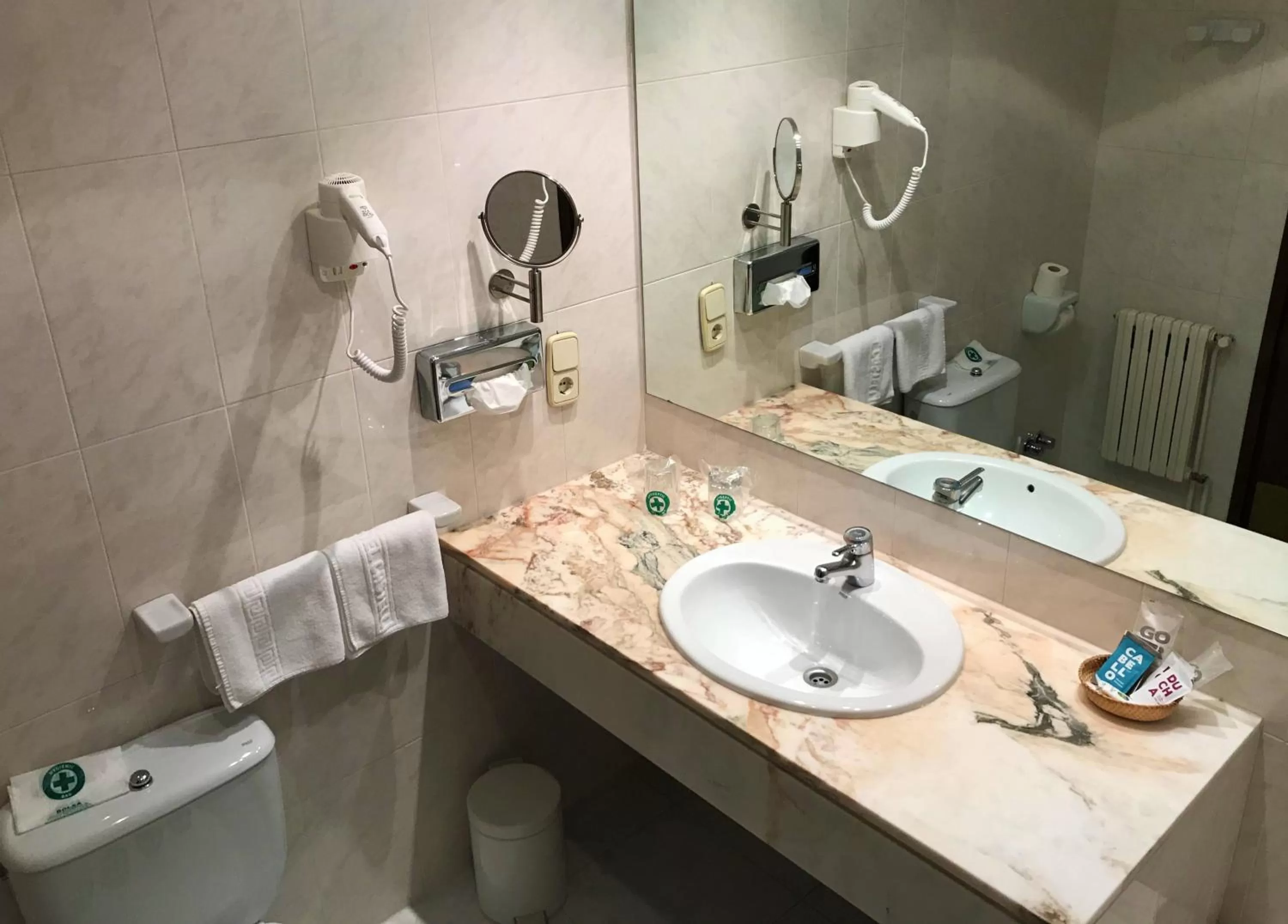 Toilet in Hotel Roc Del Castell