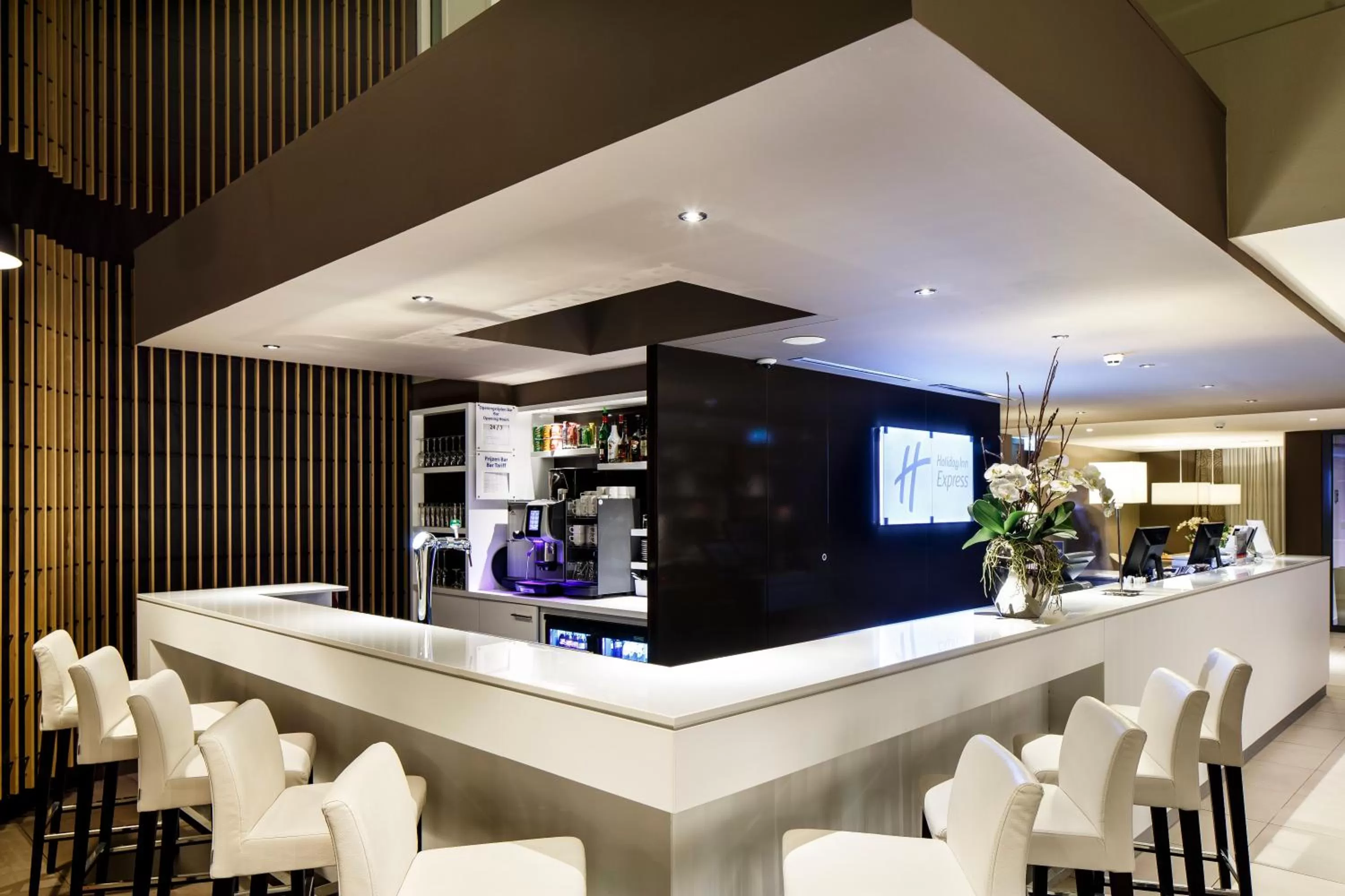 Lounge or bar in Holiday Inn Express The Hague - Parliament by IHG
