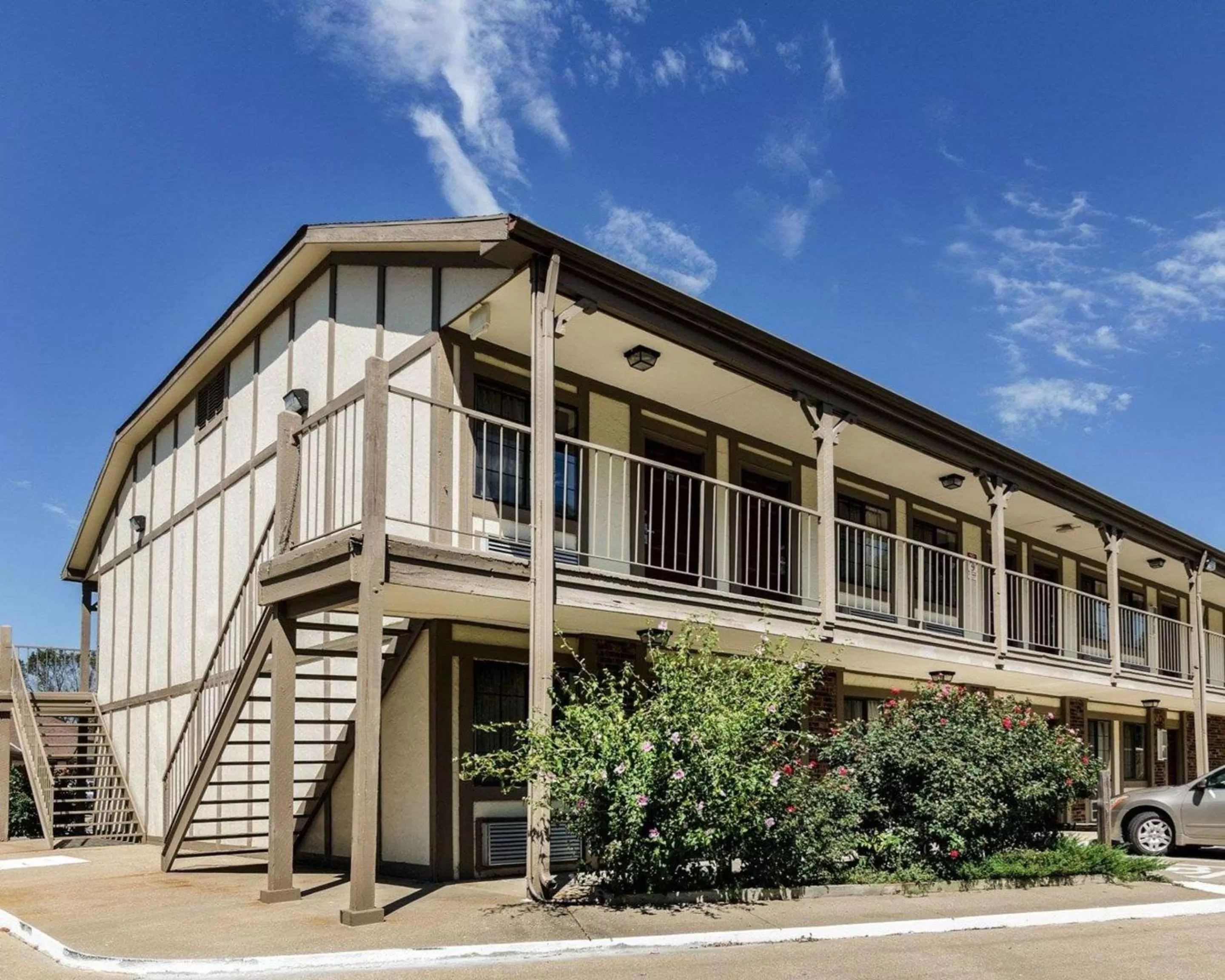 Property building in Econo Lodge Lawrence near University