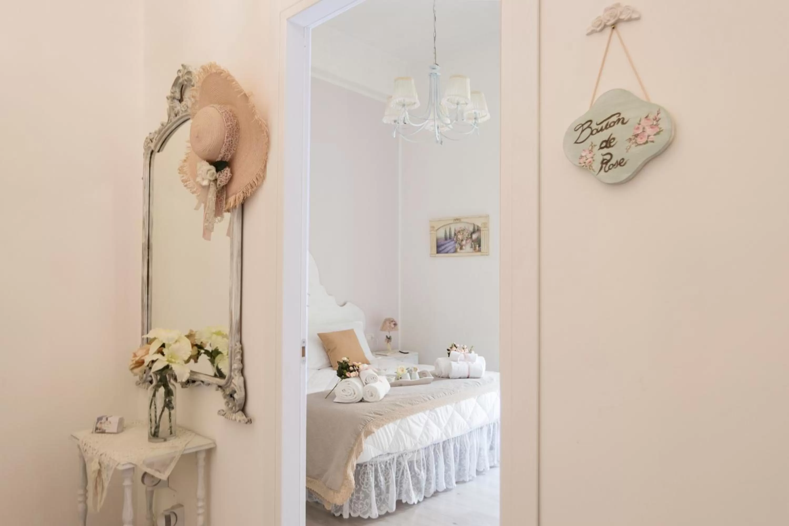 Neighbourhood, Bed in La Maison Romantique