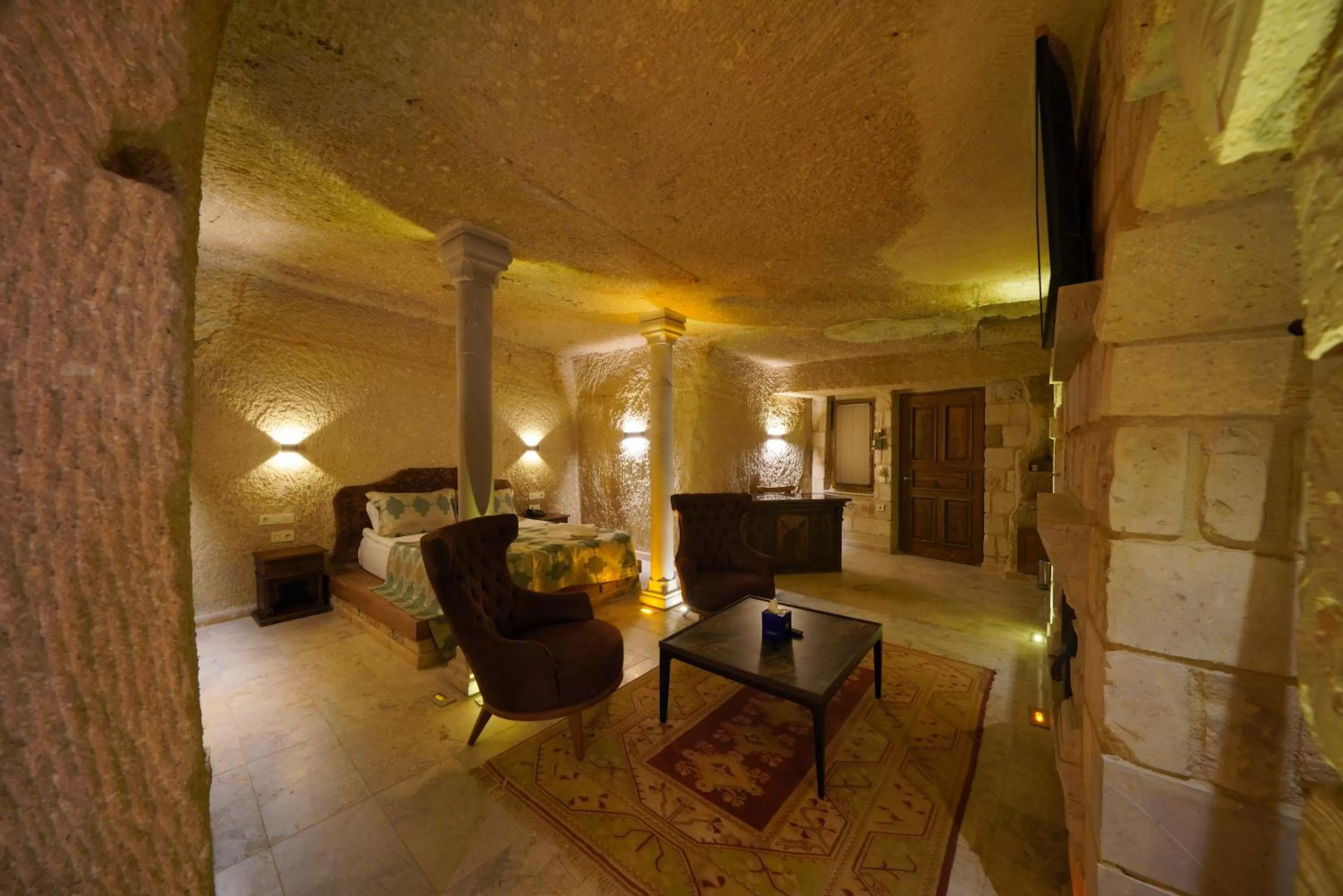 TV and multimedia in Shoestring Cave House