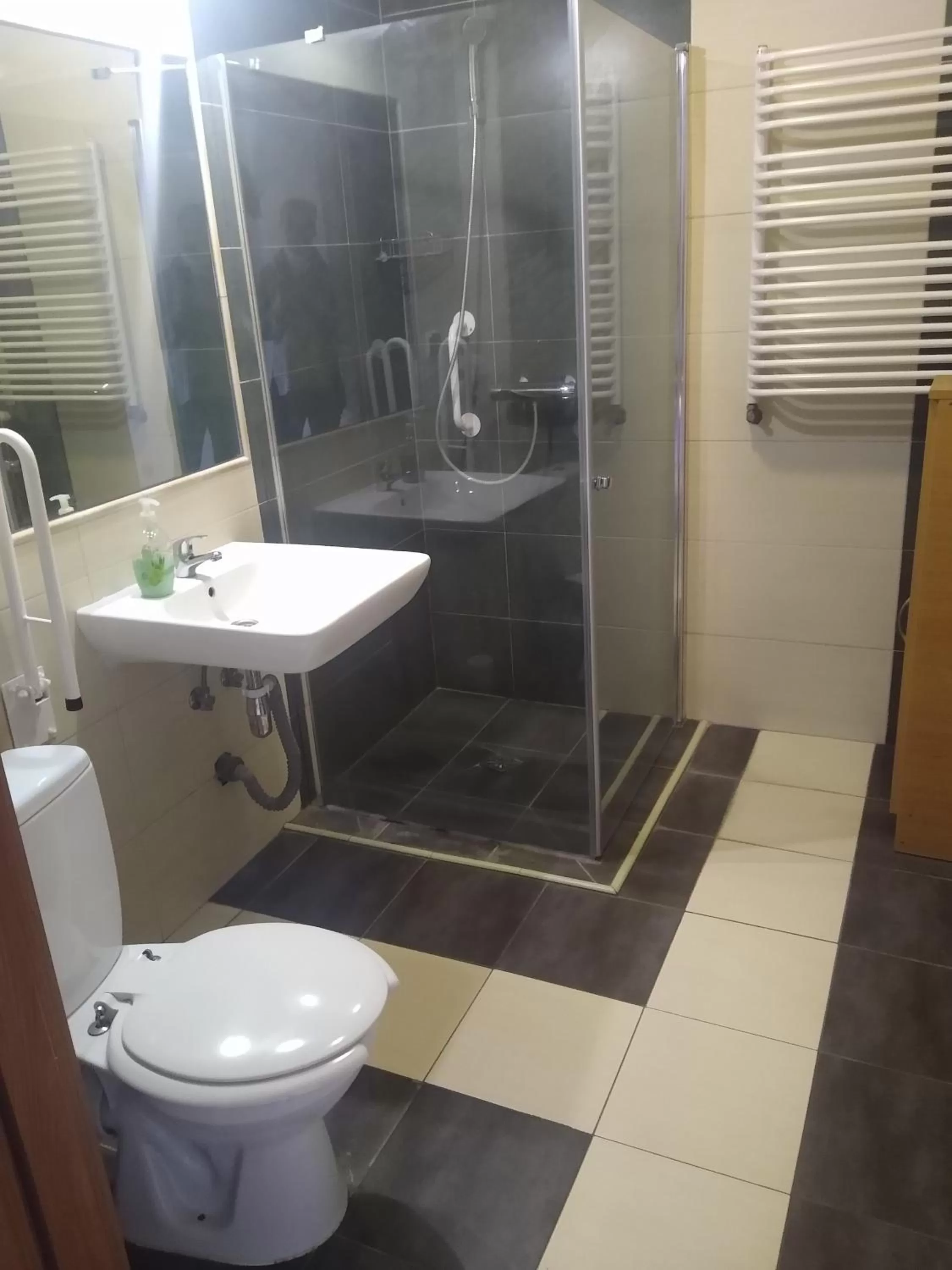 Shower, Bathroom in Zajazd Eljan-Centrum Noclegowe