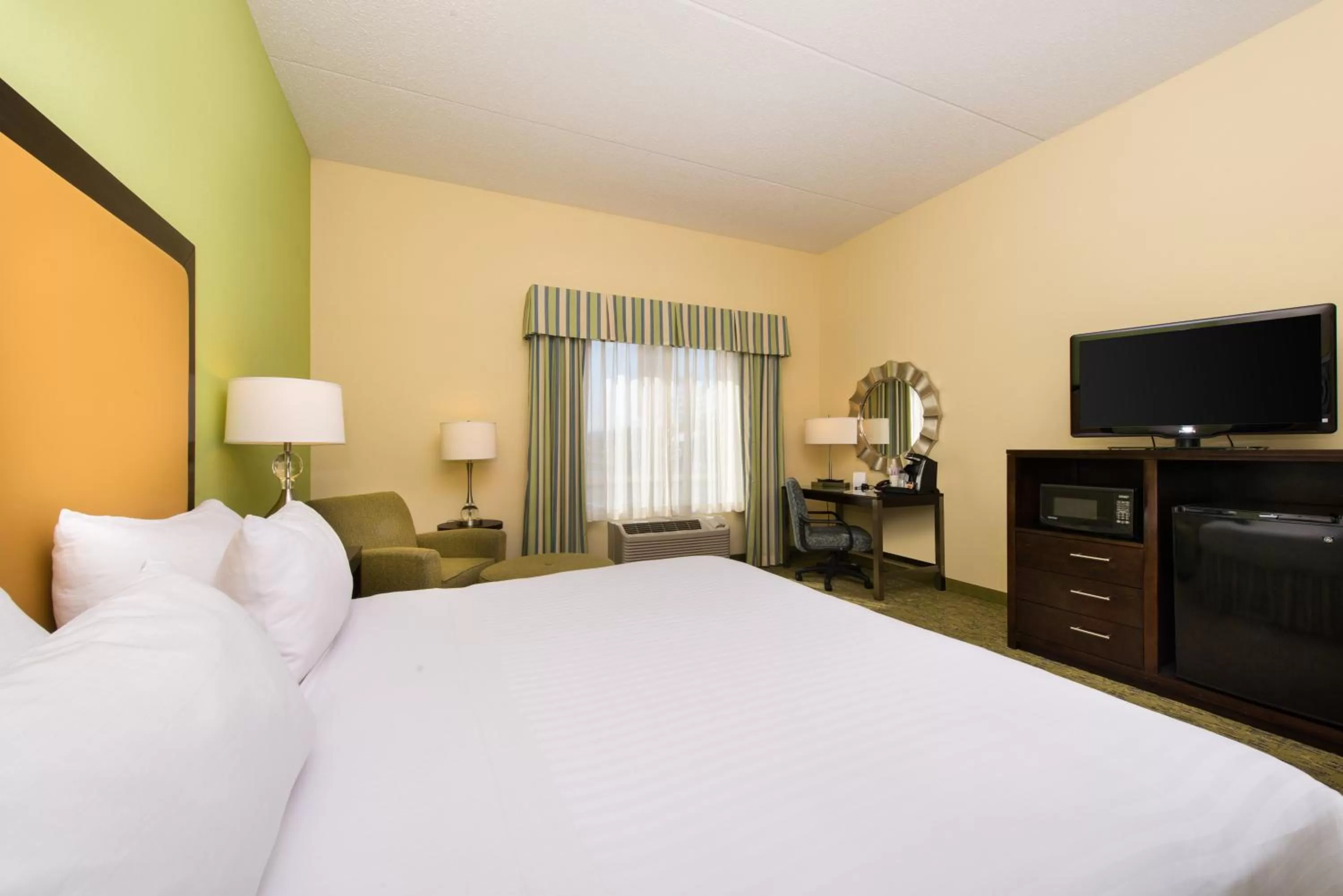 Photo of the whole room, Bed in Holiday Inn Express and Suites Dickson City by IHG