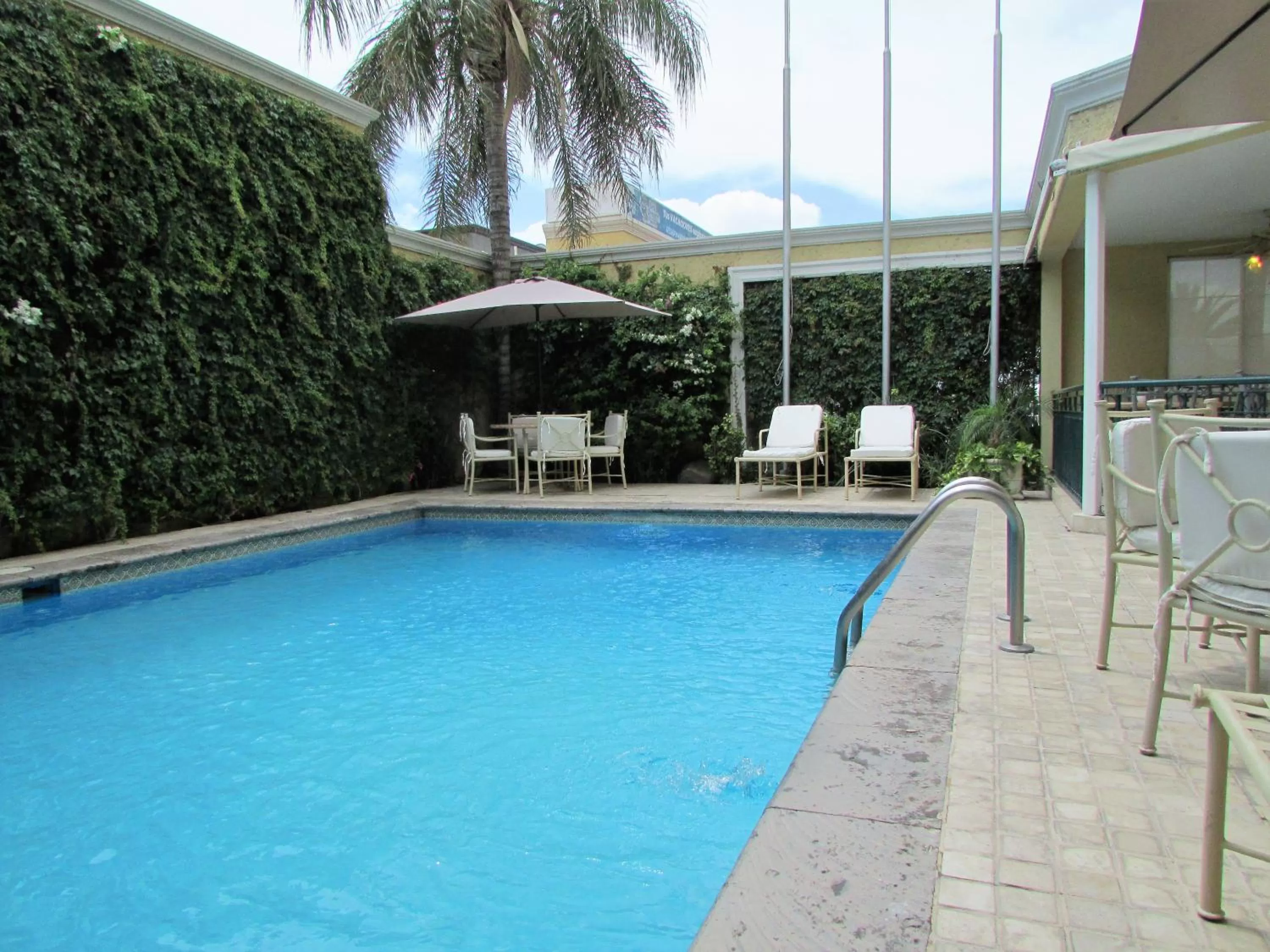 Swimming pool in Best Western Hotel Posada Del Rio Express