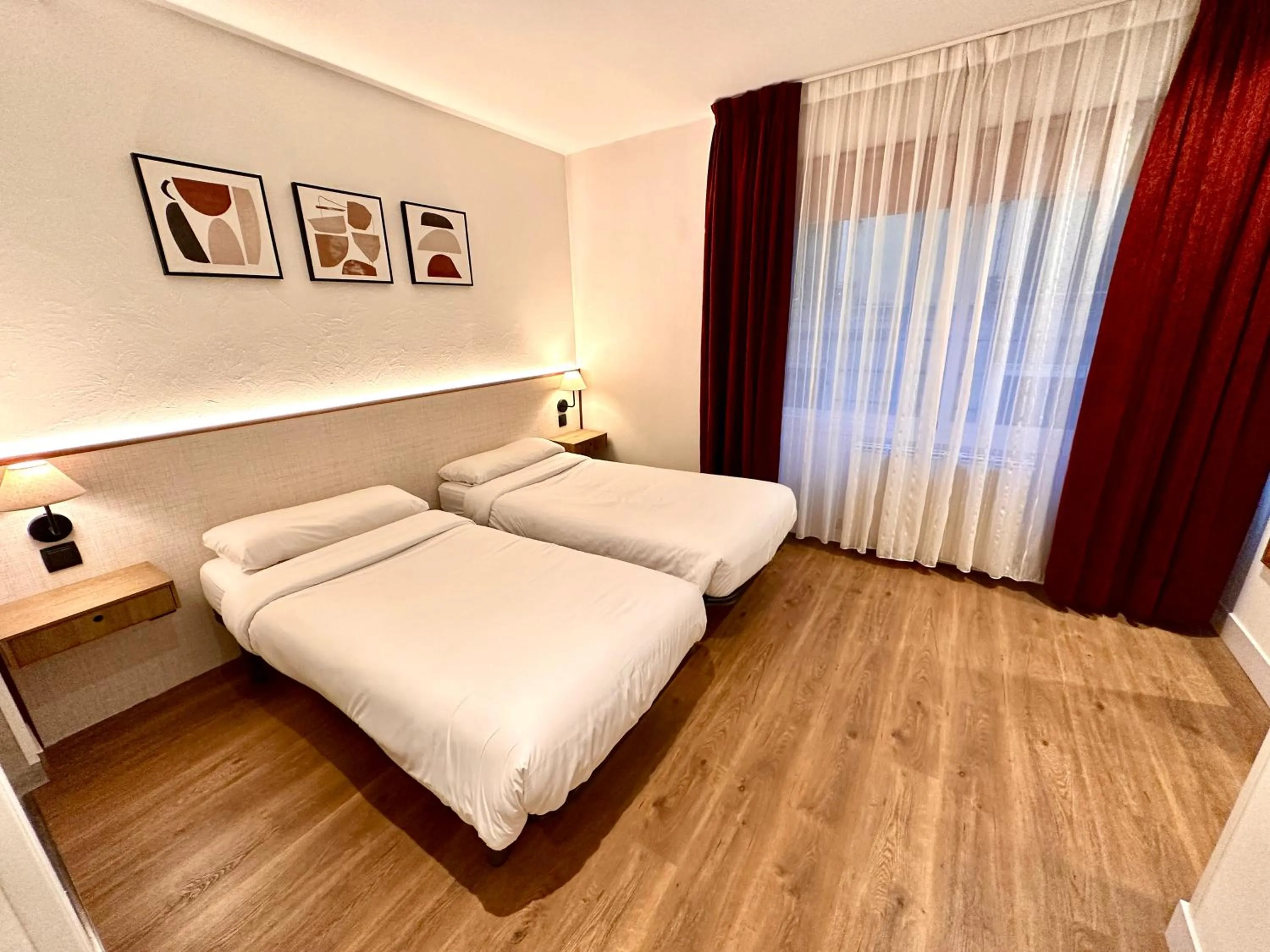 Photo of the whole room, Bed in Far Home Gran Vía