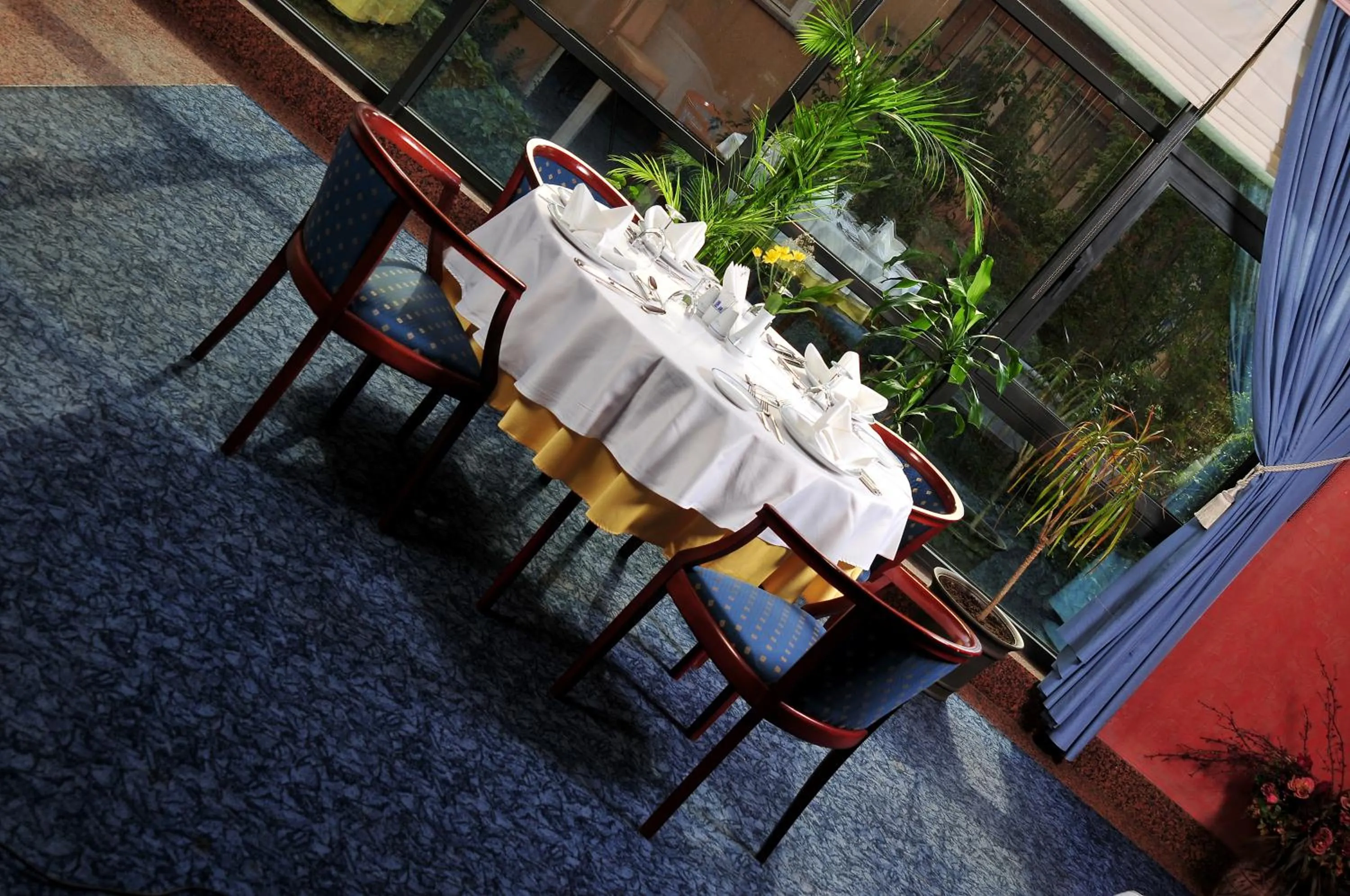 Restaurant/places to eat in Class Hotel