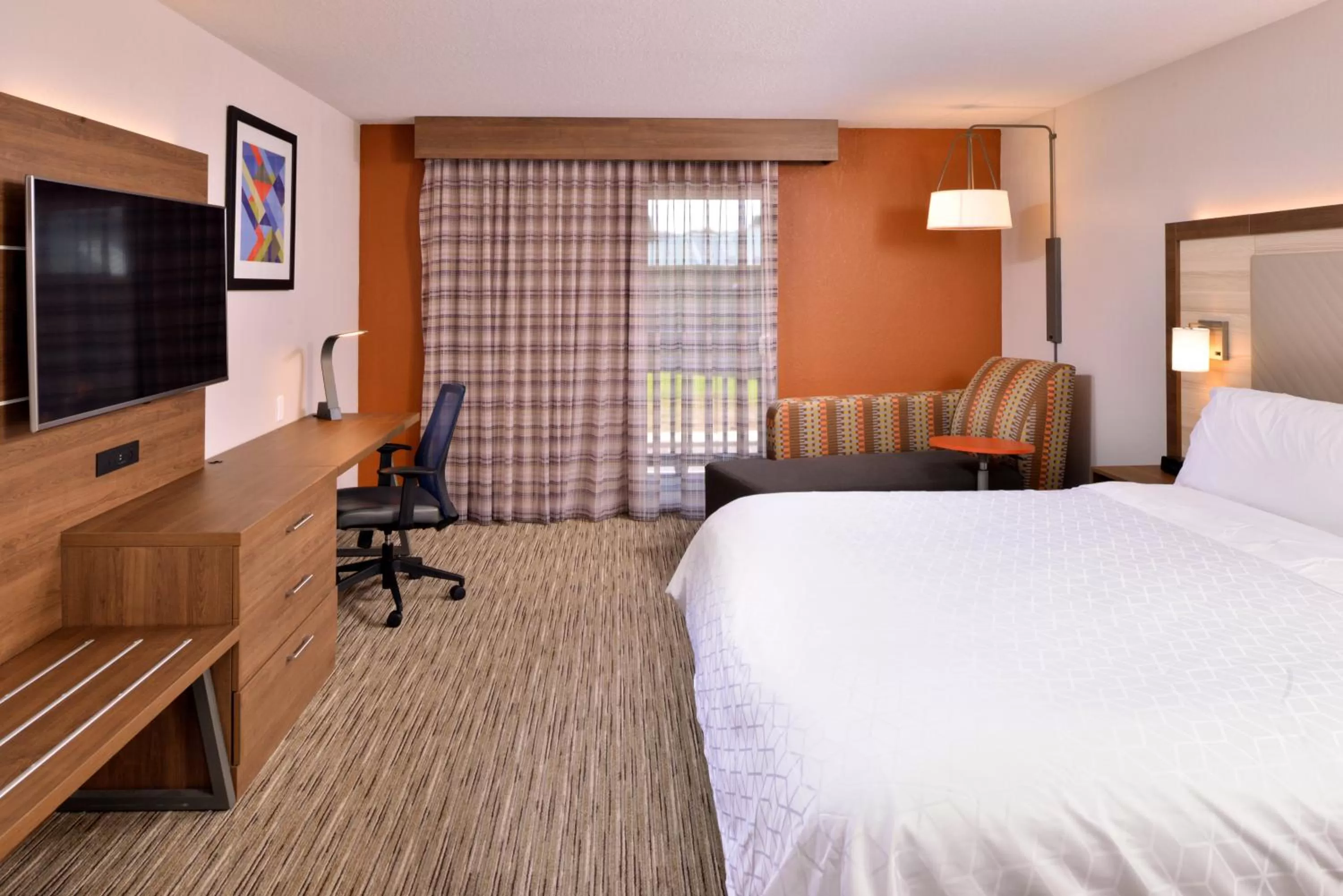 Photo of the whole room, Bed in Holiday Inn Express Hotel & Suites Arcata/Eureka-Airport Area by IHG
