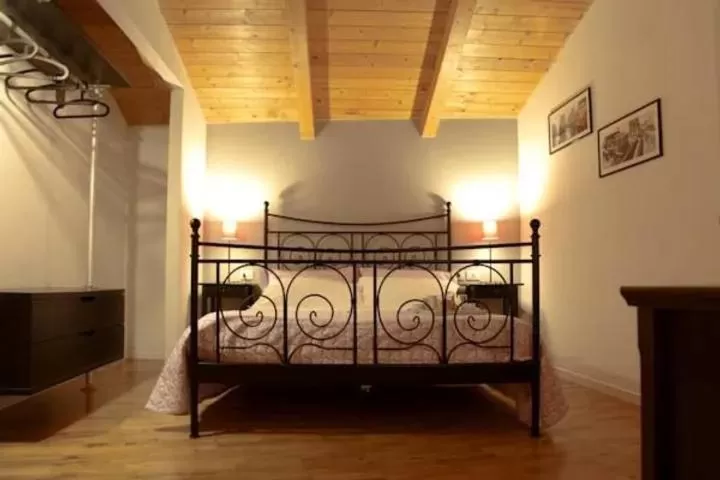 Bed in Le Malve Cave Retreat