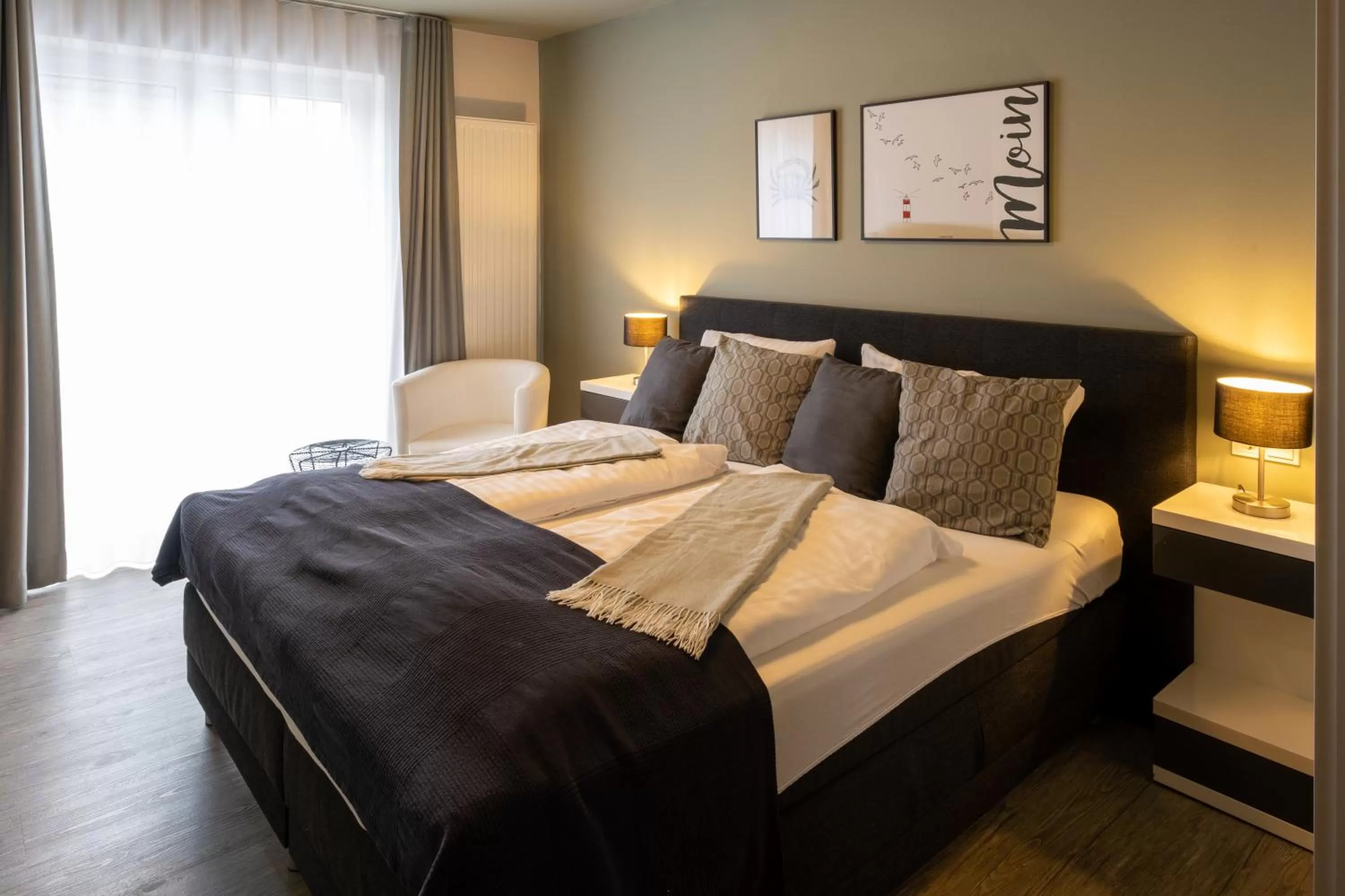 Photo of the whole room, Bed in Stadthotel Jever