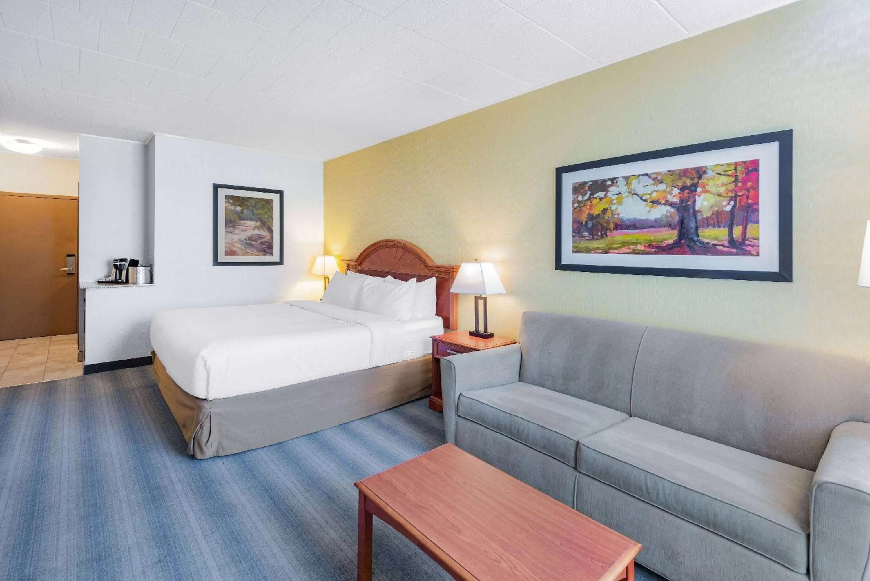 Photo of the whole room, Bed in Wyndham Garden York