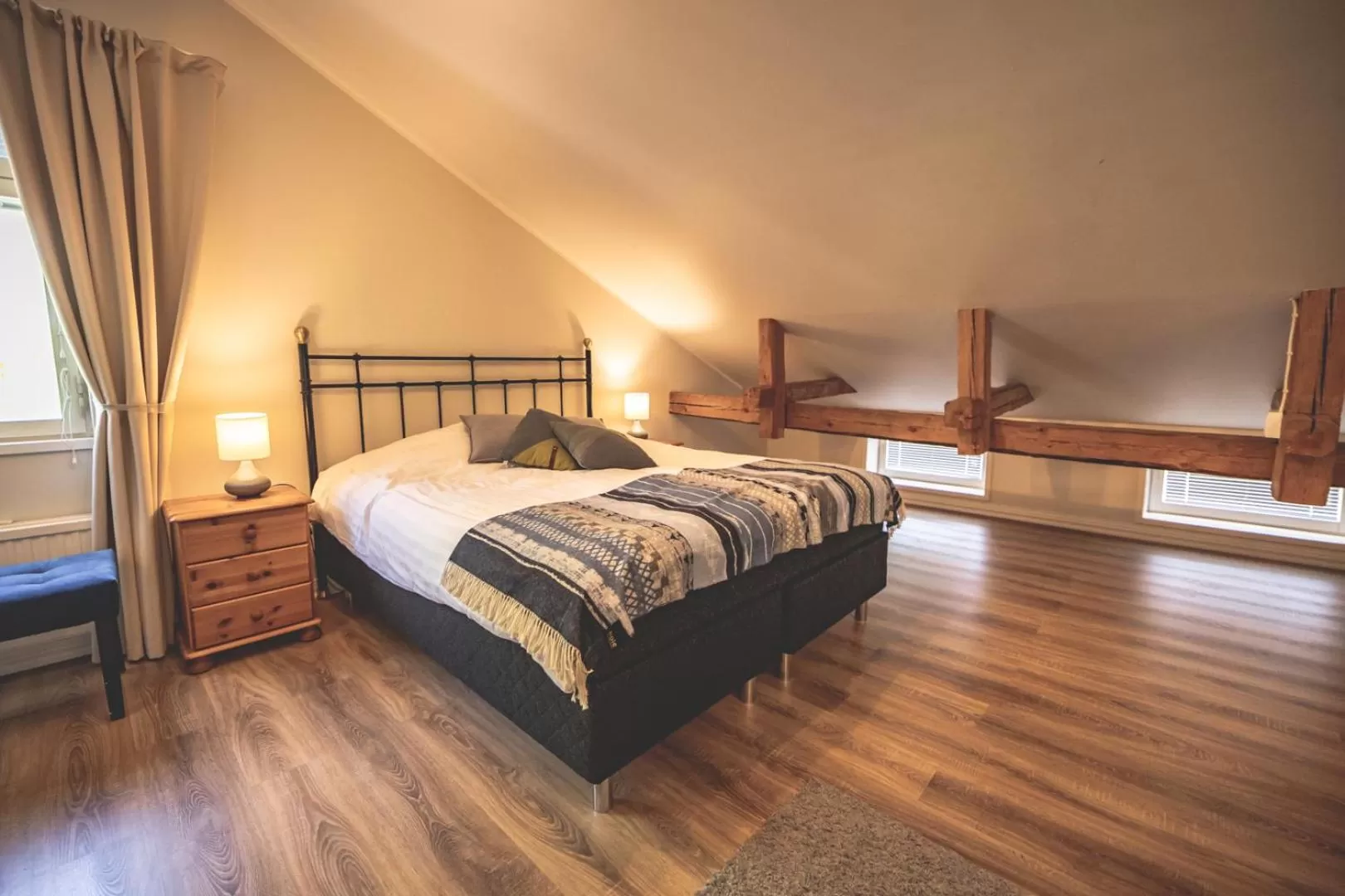 Bed in Cafe-Restaurant & Hotel Saima