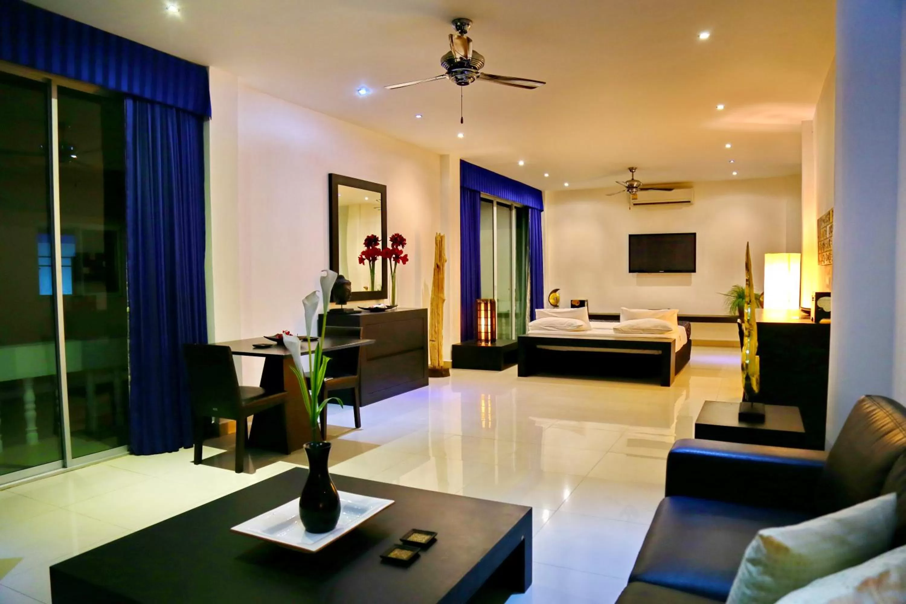 Photo of the whole room, Bed in East Suites