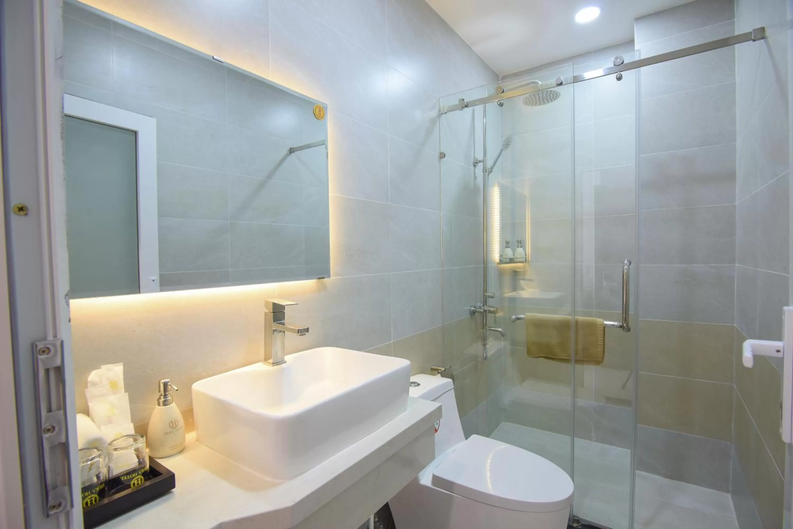 Shower in Hera Hotel Airport