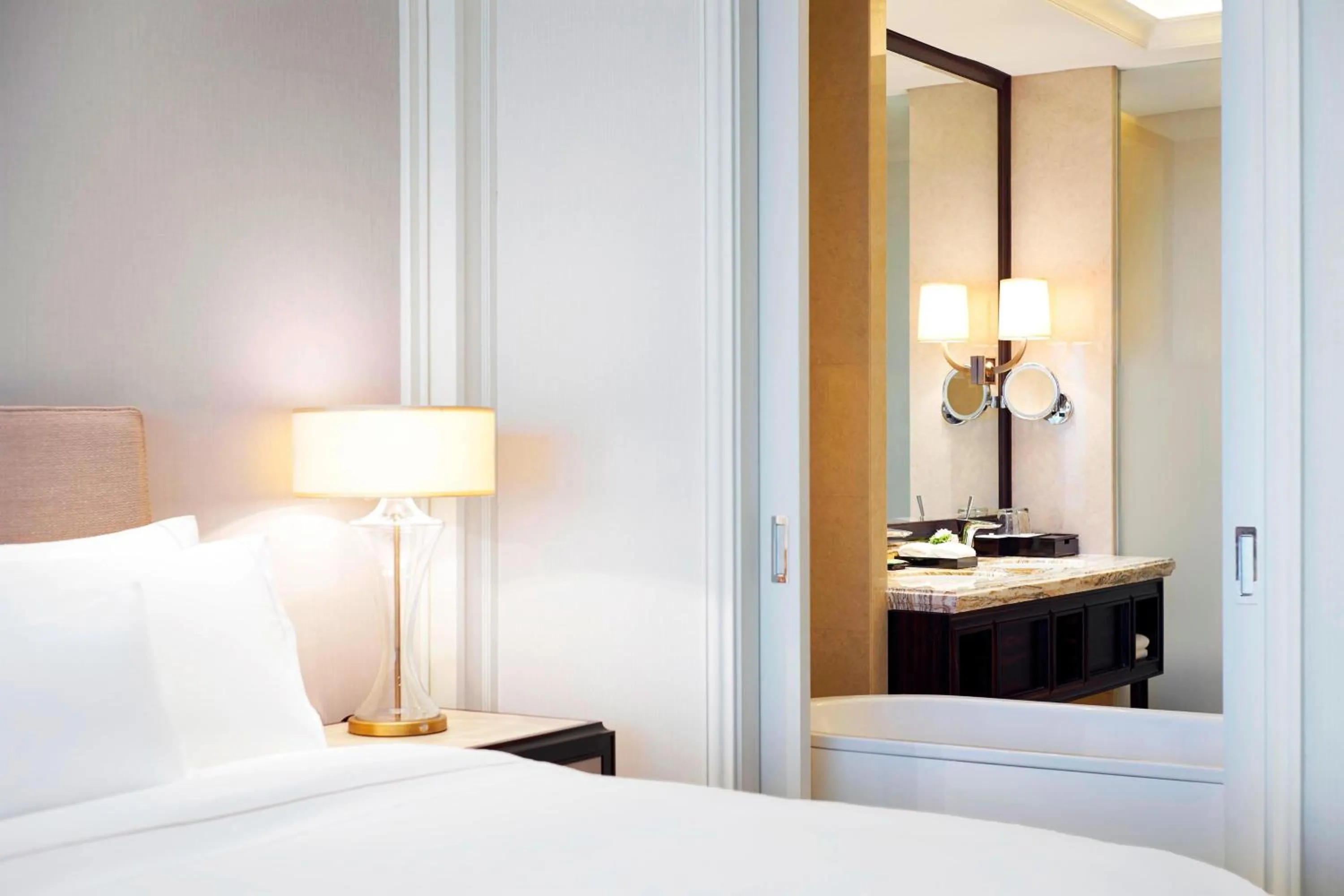 Bathroom, Bed in The Westin Zhujiajian Resort, Zhoushan