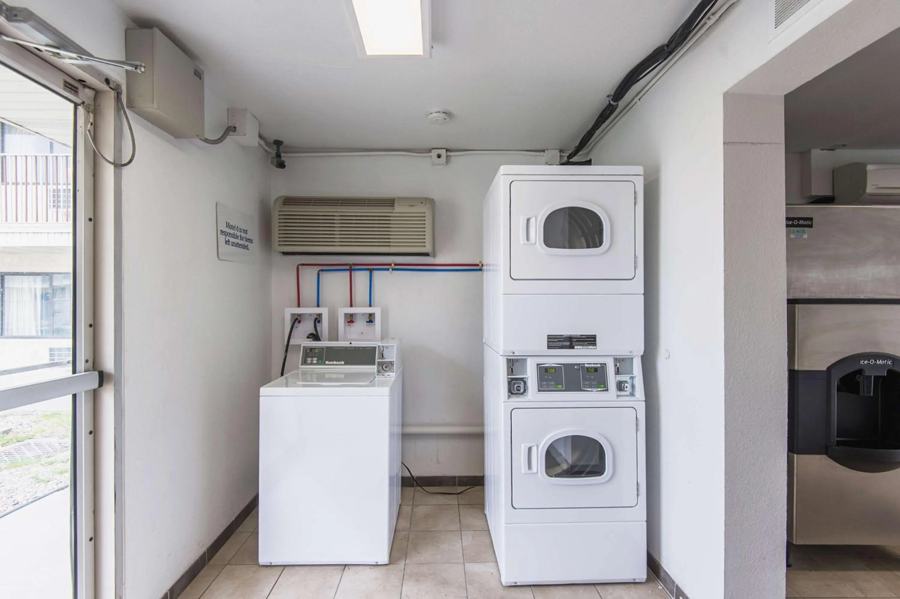 Property building in Motel 6 Kansas City, MO - Airport