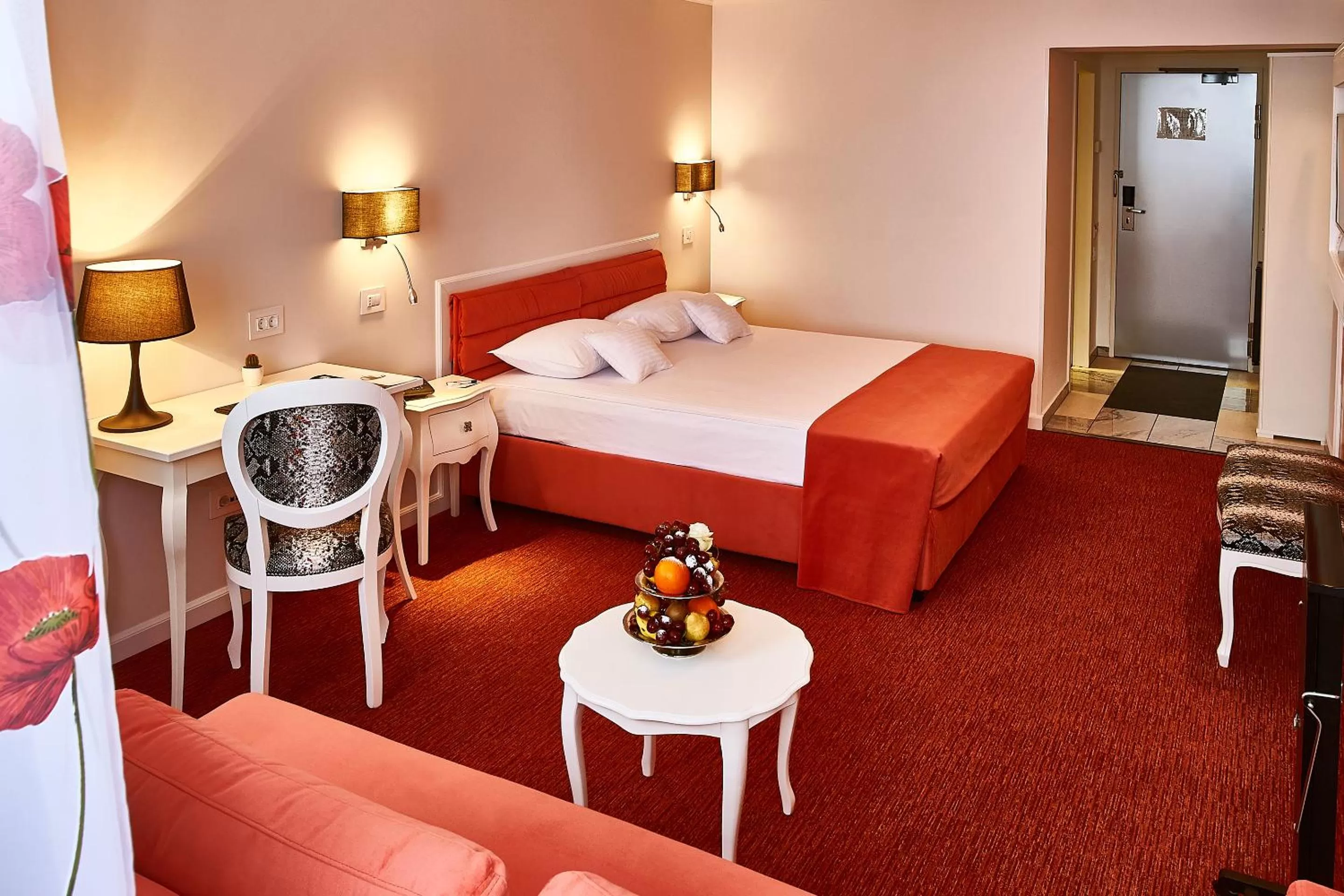 Photo of the whole room, Bed in Continental Forum Arad