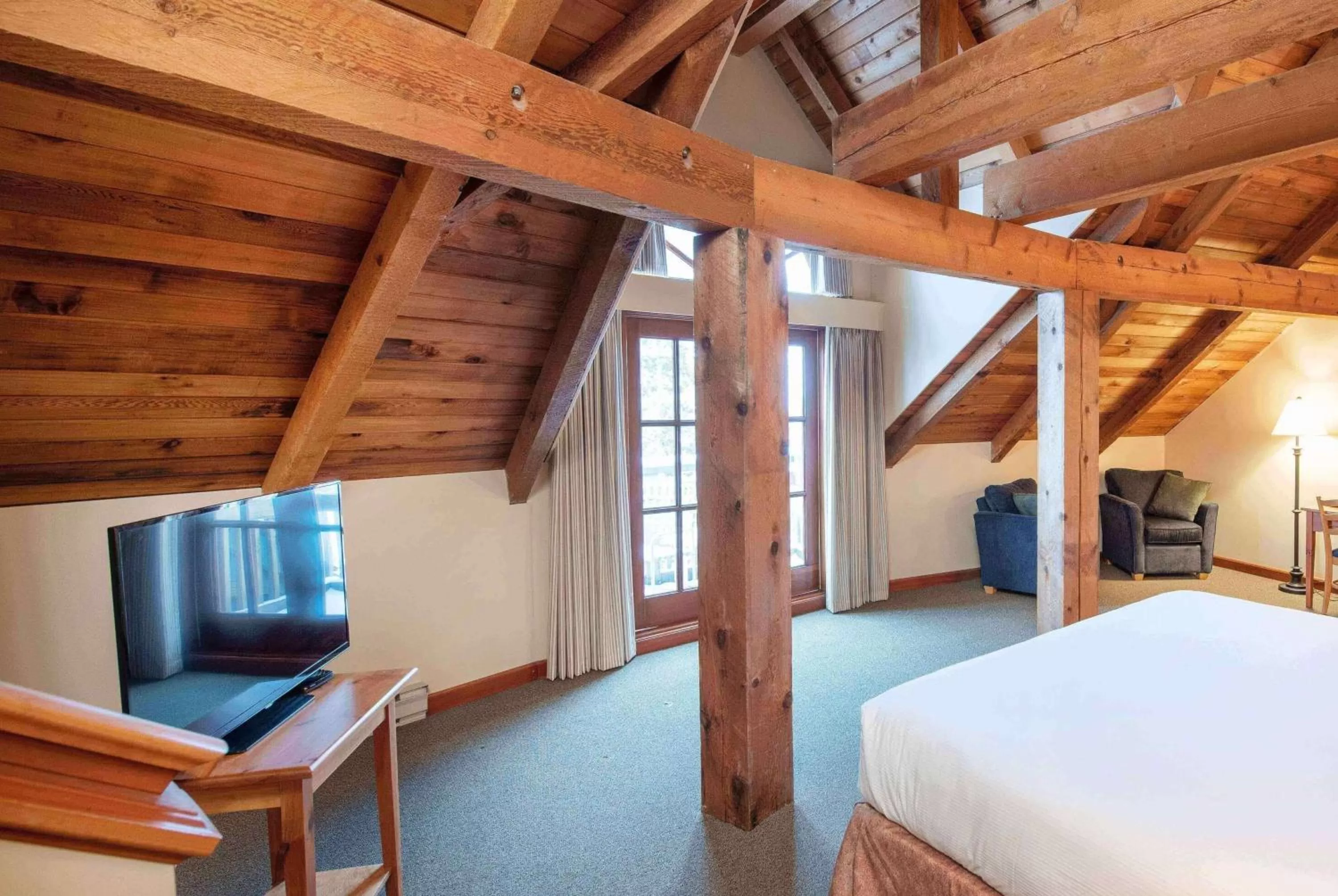 Photo of the whole room in Painter's Lodge, Trademark Collection by Wyndham