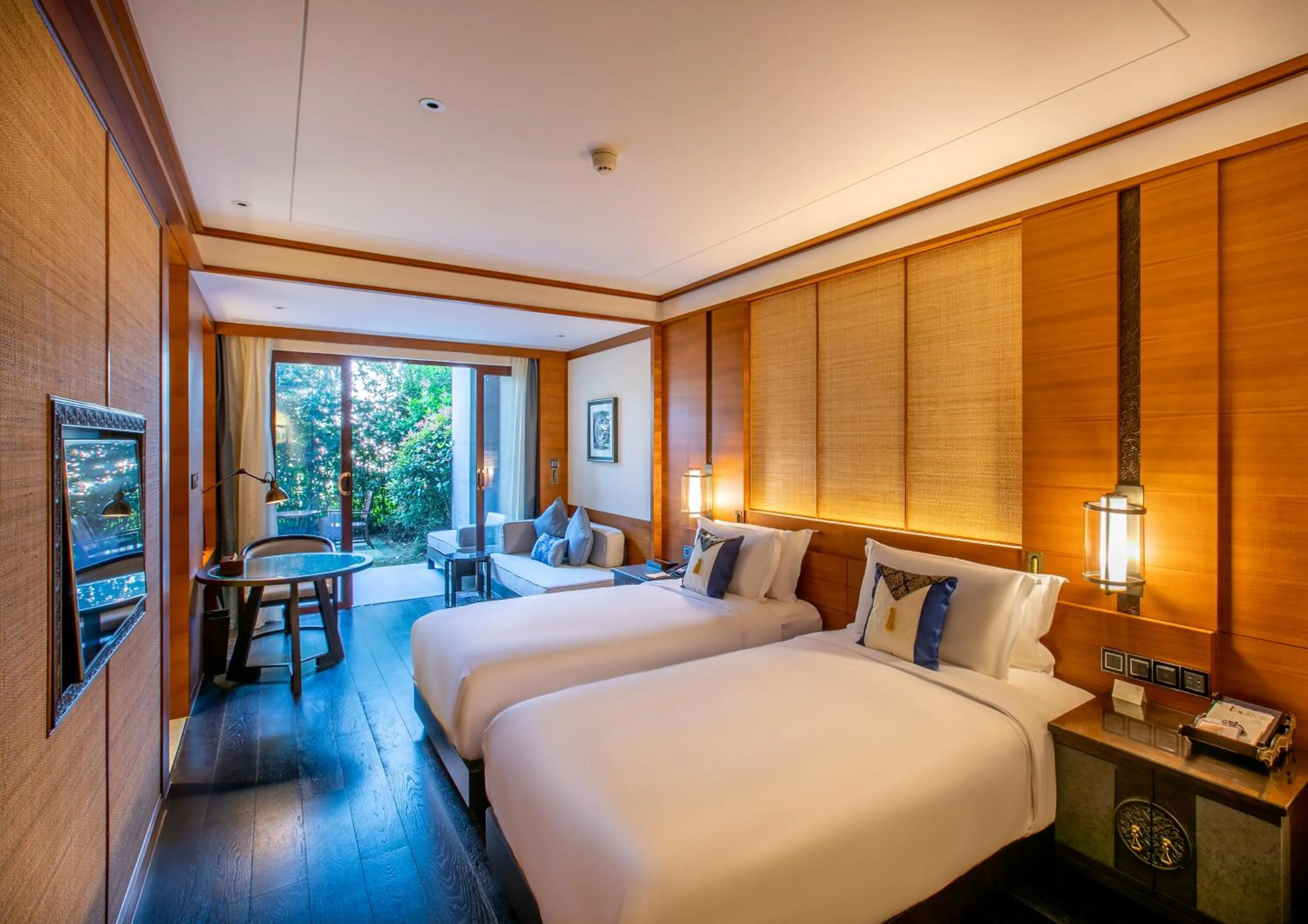 Bed in Anantara Guiyang Resort