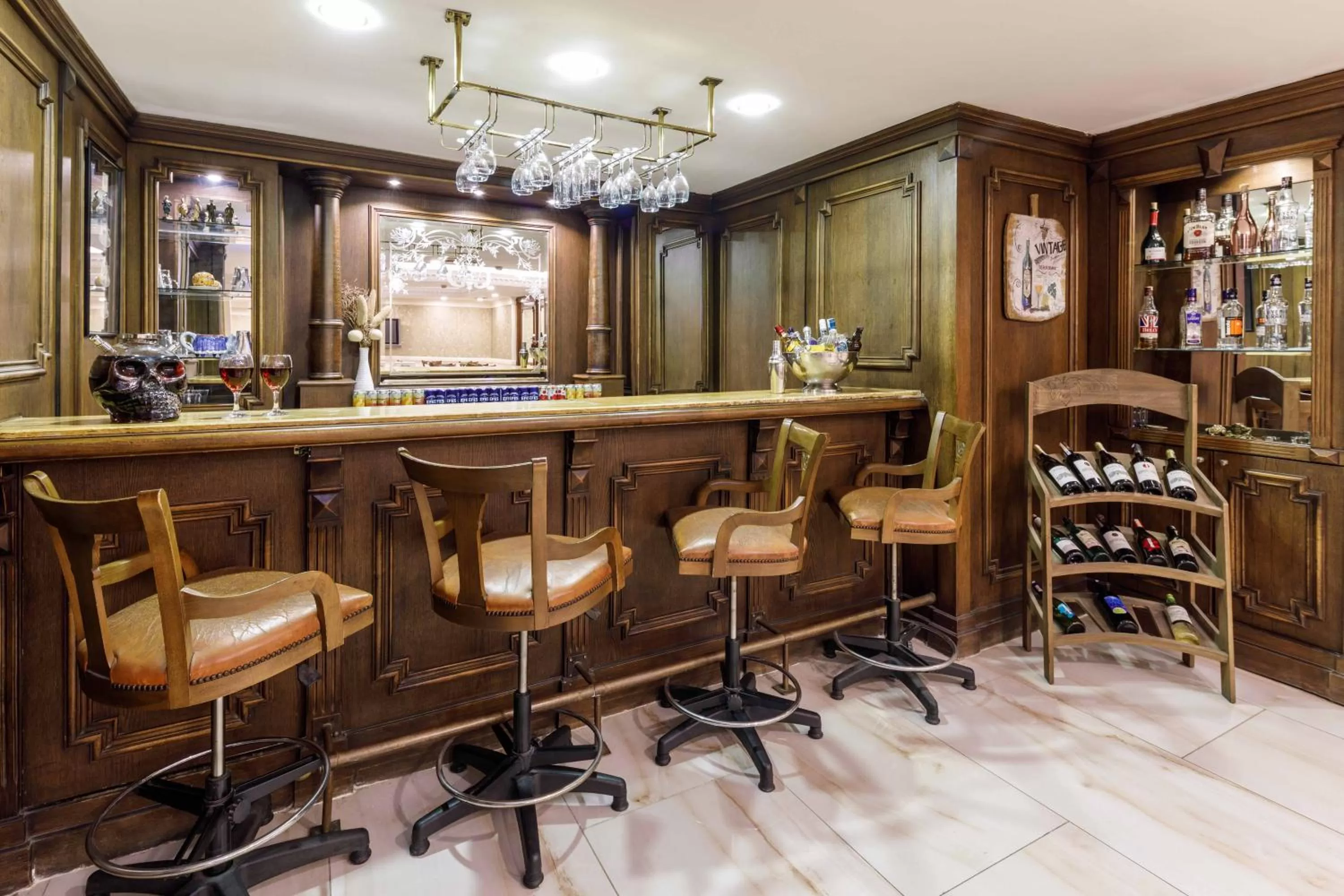 Restaurant/places to eat in Golden Crown Hotel