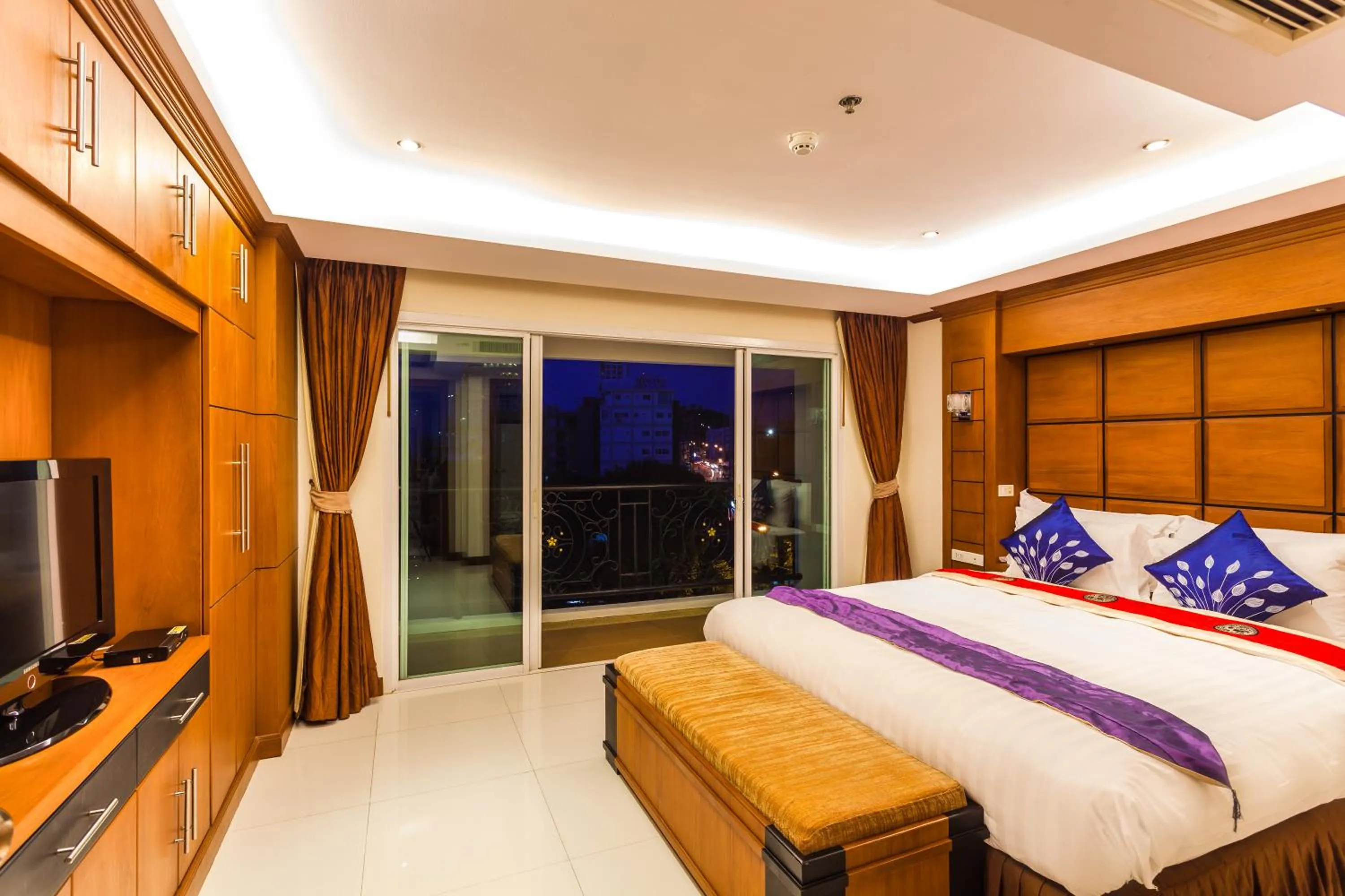 Bed in Tara Court Hotel