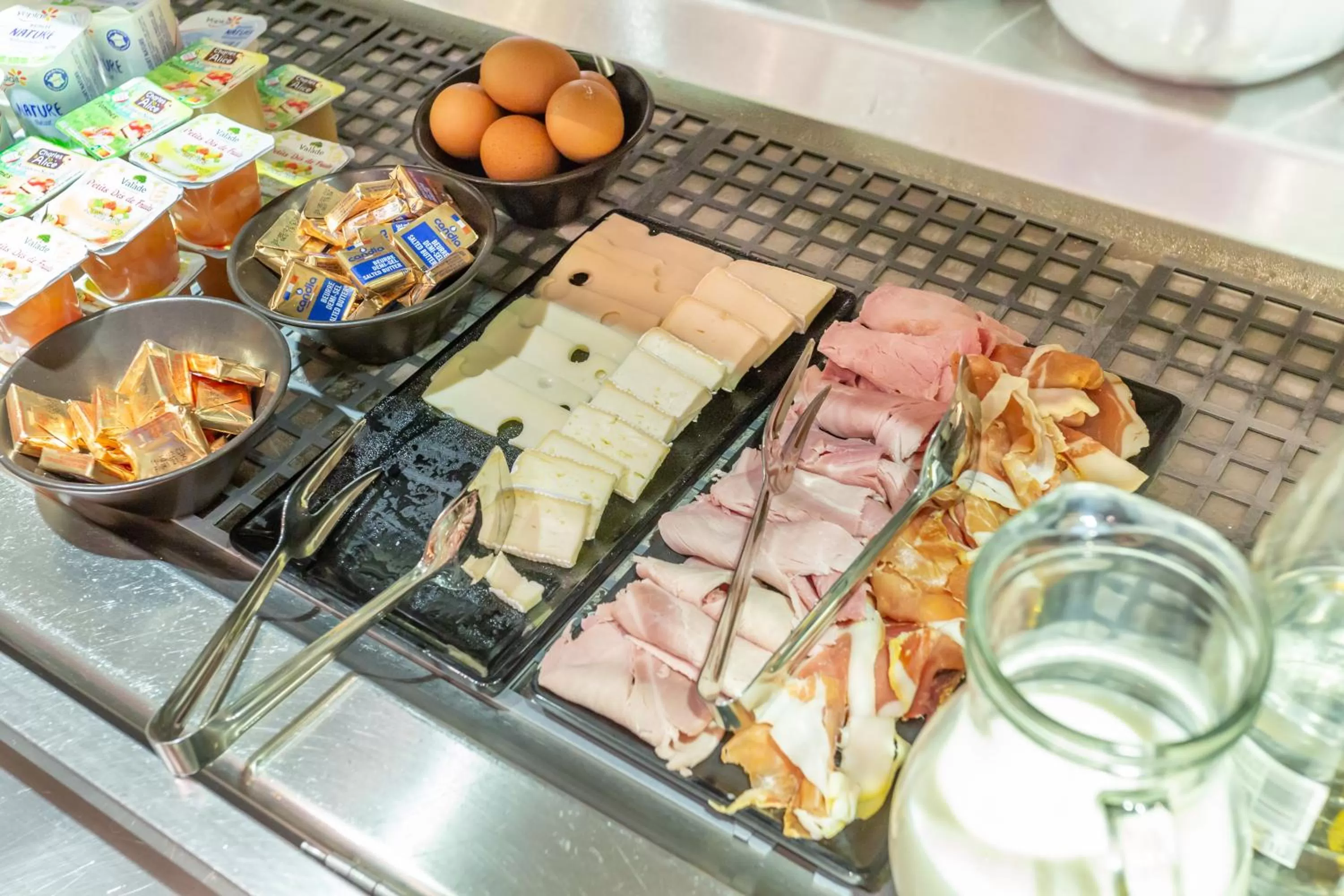 Breakfast in Hôtel The Originals City Le Berry - proche centre-ville - Gare - parking - recharge véhicule