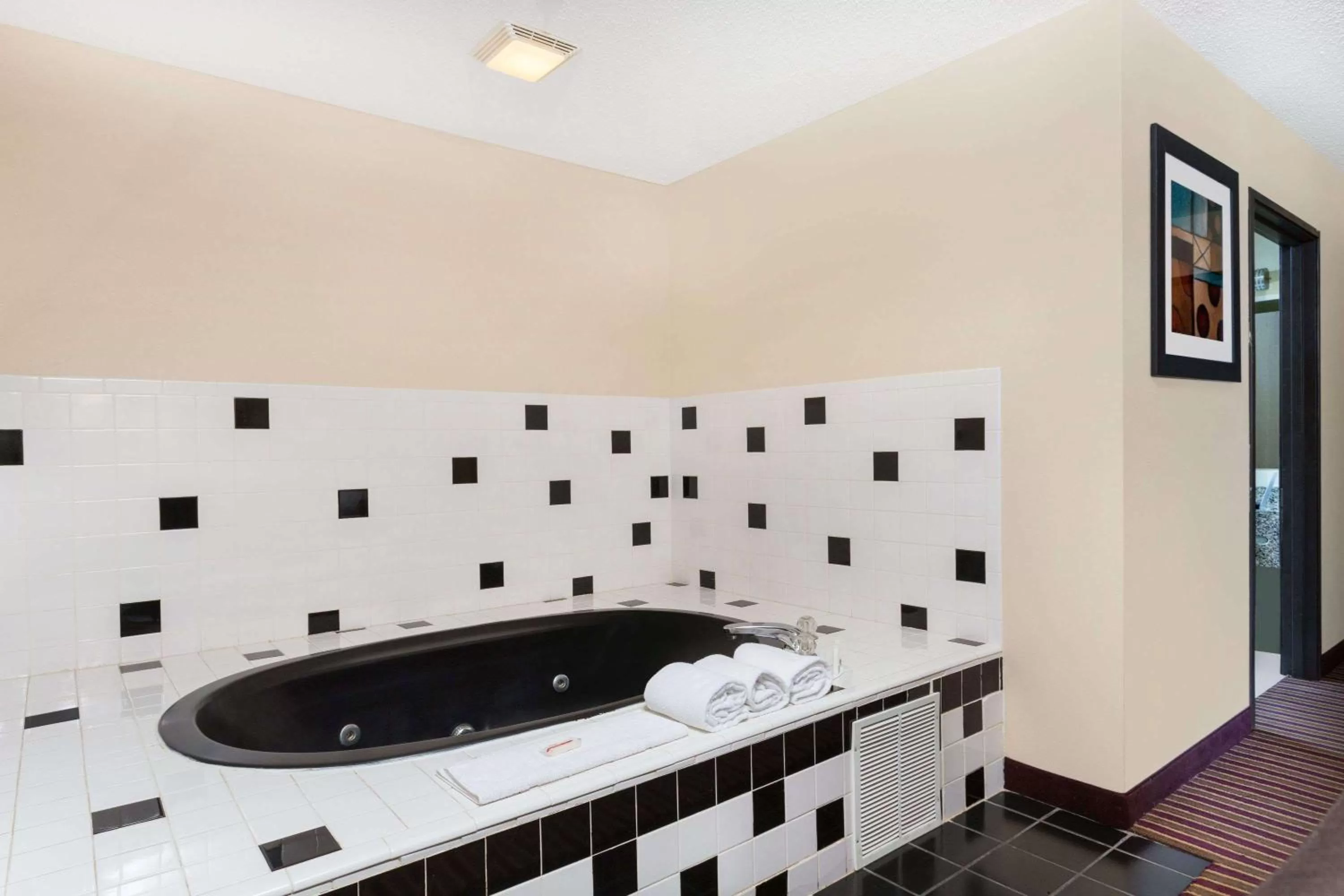 Photo of the whole room in Baymont by Wyndham Bowling Green